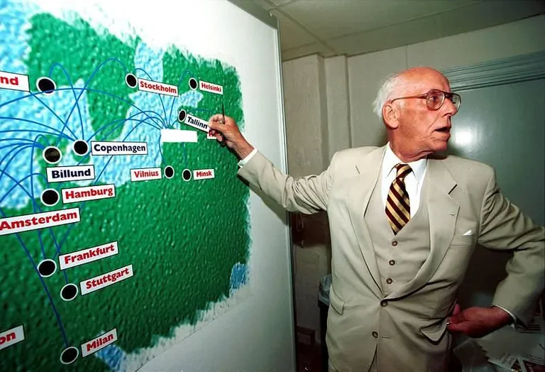 Lennart Meri 1996. aastal Eestit tutvustaval näitusel Stockholmis. Pildil korrigeerib Meri Maersk Airi reise tutvustaval kaardil Tallinna asukohta.