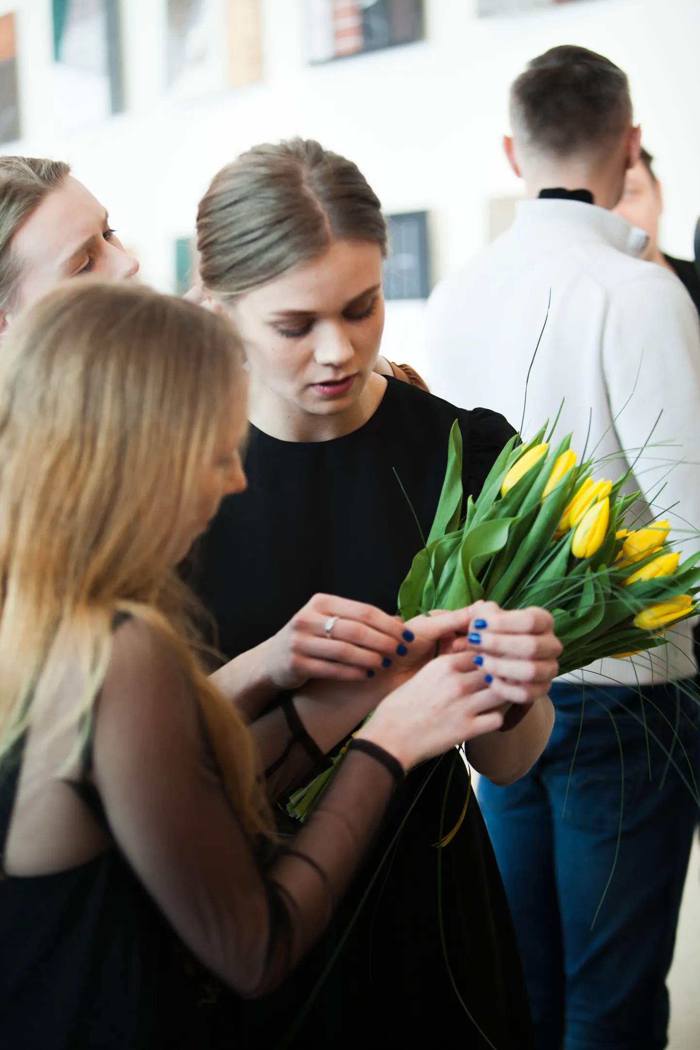 Karolin Jürise Kalju Komissarovi-nimelist stipendiumi vastu võtmas.