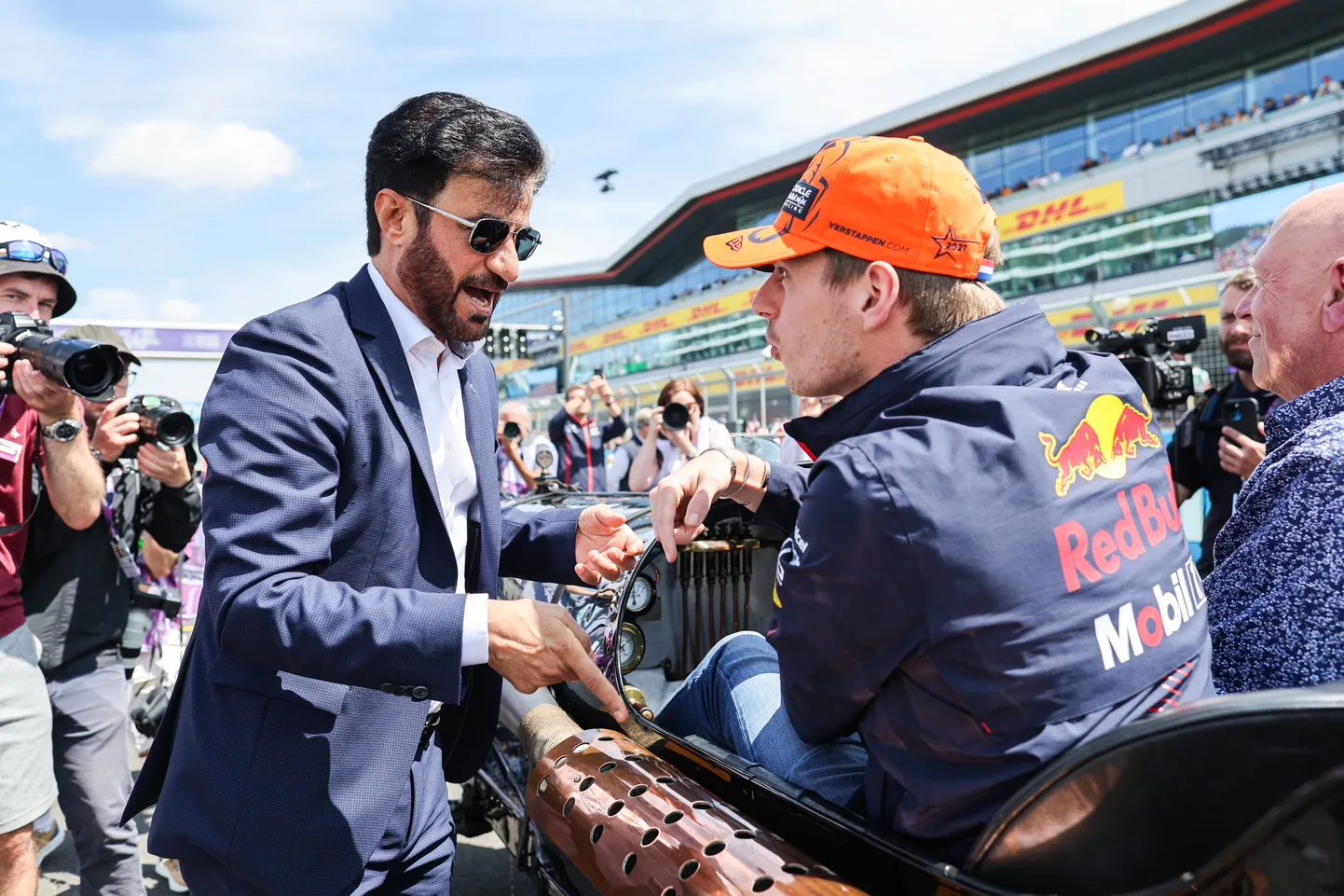 FIA president Mohammed Ben Sulayem (vasakul) külastab tihti F1 võistlusi, pildil suhtleb ta Max Verstappeniga. Erinevalt eelmisest FIA presidendist Jean Todtist huvitub Ben Sulayem ka WRCst ning tahab selle aidata uuele tõusule.