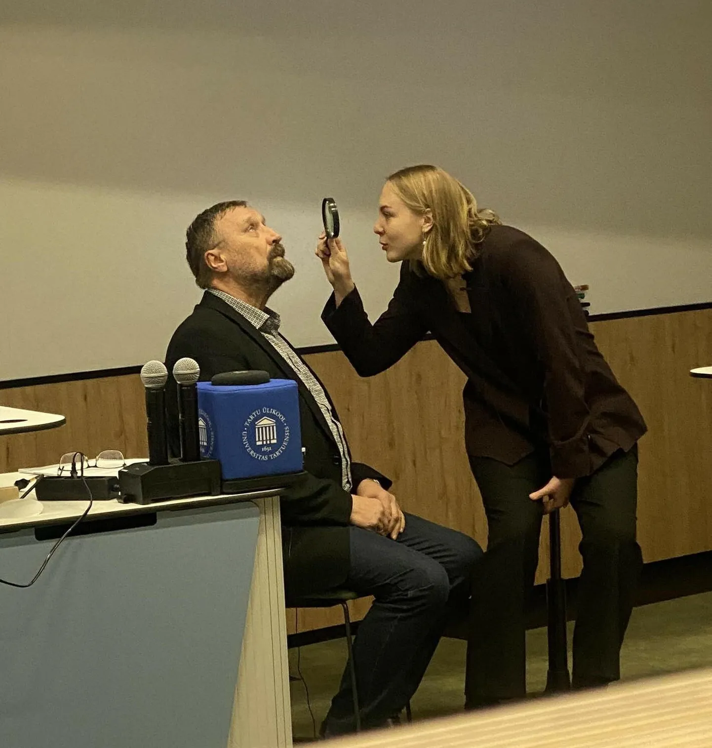 Raivo Mänd oponeerimas bakalaureusetööd. Kuna töö käsitles silmaiirise värvuse evolutsiooni, palus professor üliõpilasel enda silmaiirise iseärasusi kirjeldada.