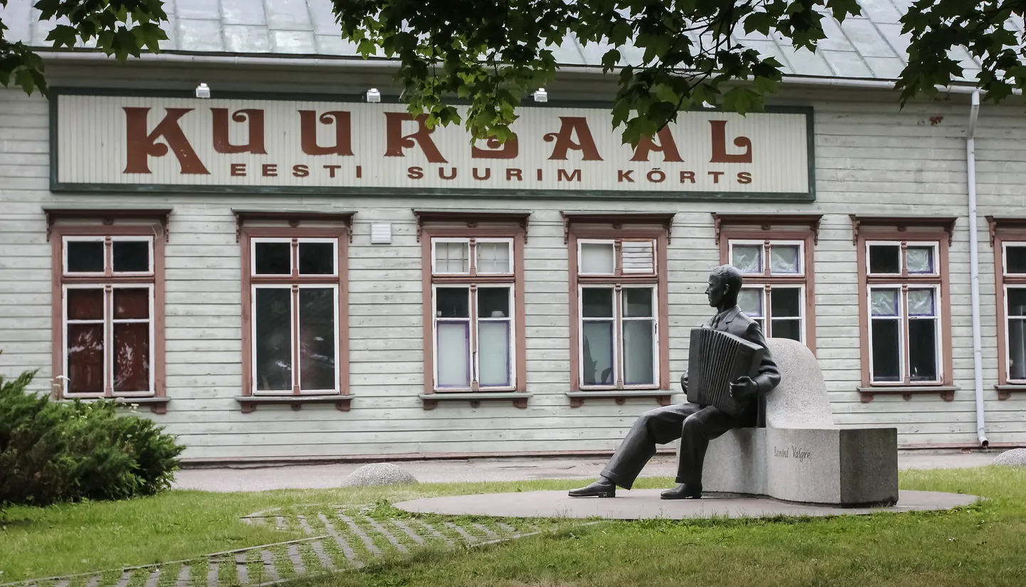 Kuursaal ja Raimond Valgre kuju.
