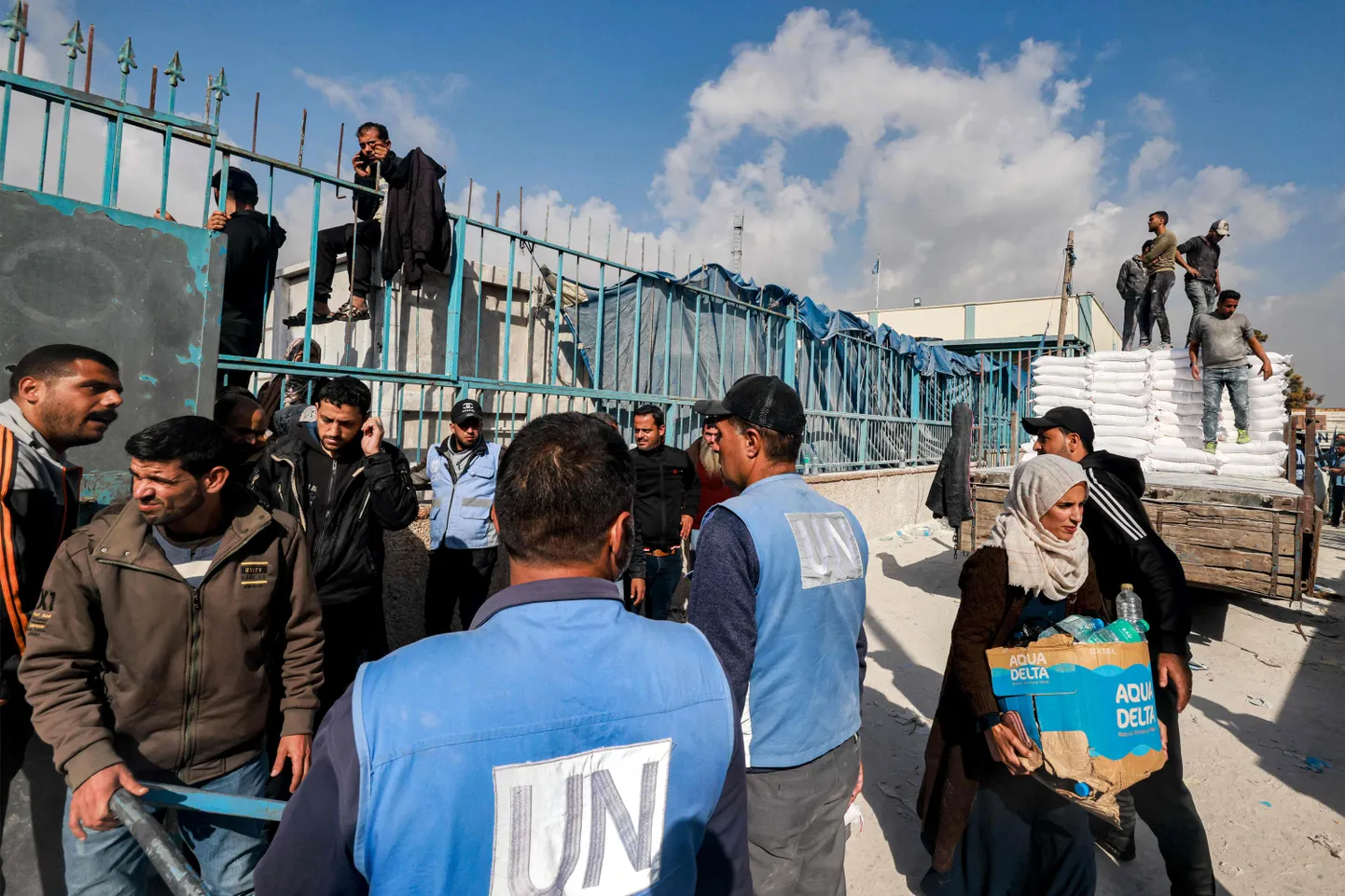 ÜRO palestiina pagulaste ameti (UNRWA) töötajad Rafah's palestiinlastele jahu ja muid produkte jagamas.