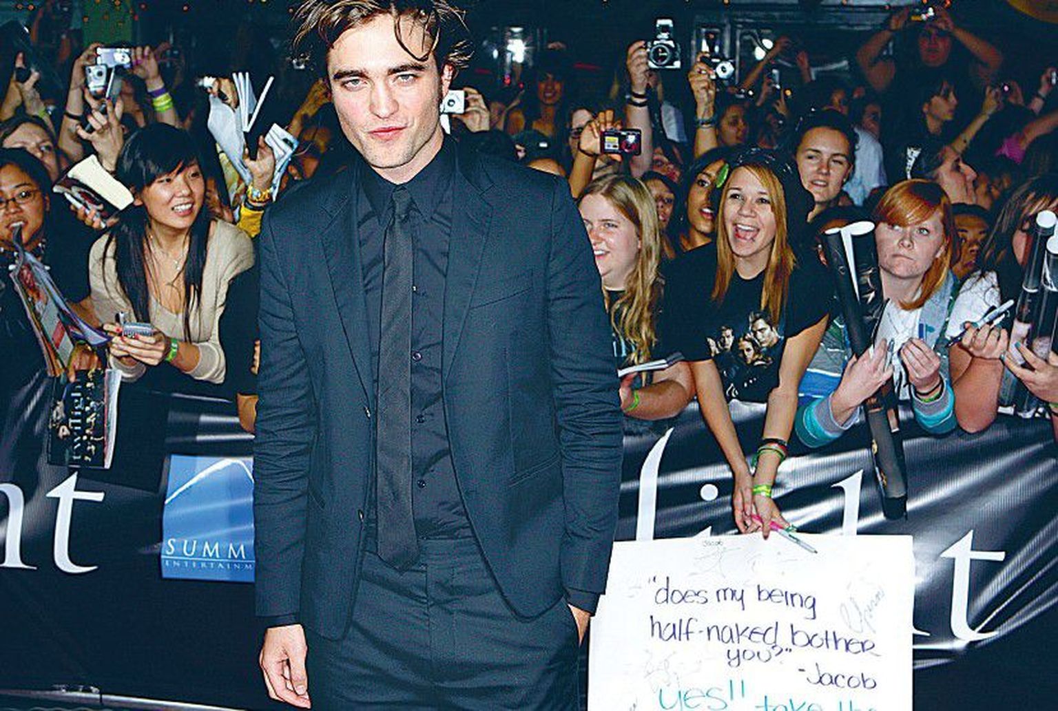 Filmis «Videvik» Edwardit kehastav Robert Pattinson on paljude neiude iidol, pilt on tehtud esilinastusel Californias.