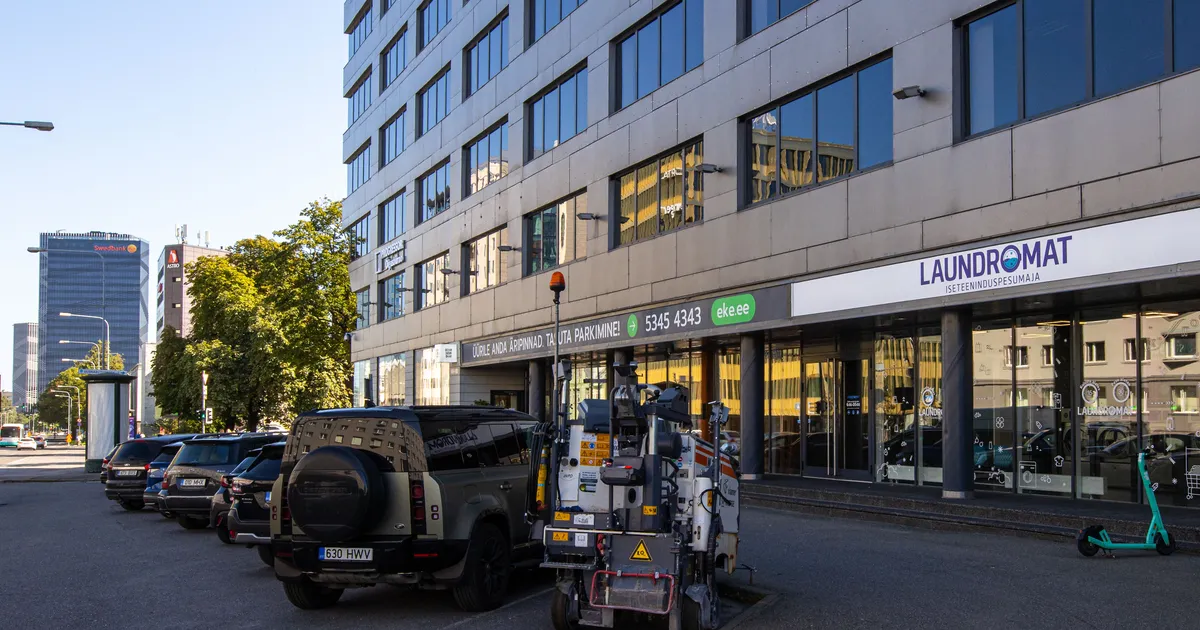 Tallinna südalinnas avaneb Liivalaia tänaval üsna kurioosne vaatepilt. Hoones, mida aastakümneid seostati Hansapanga ja hiljem Swedbankiga, saab nüüd pangatehin