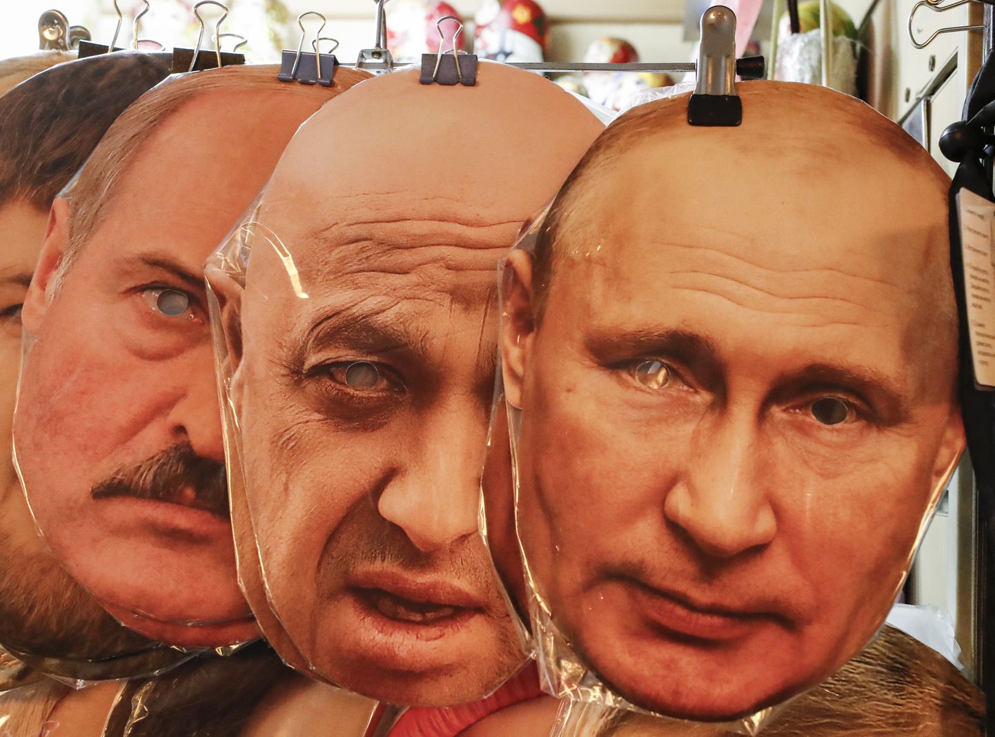 Эластичные маски действующих лиц неудавшегося транзита власти в России 24 июня 2023 года.