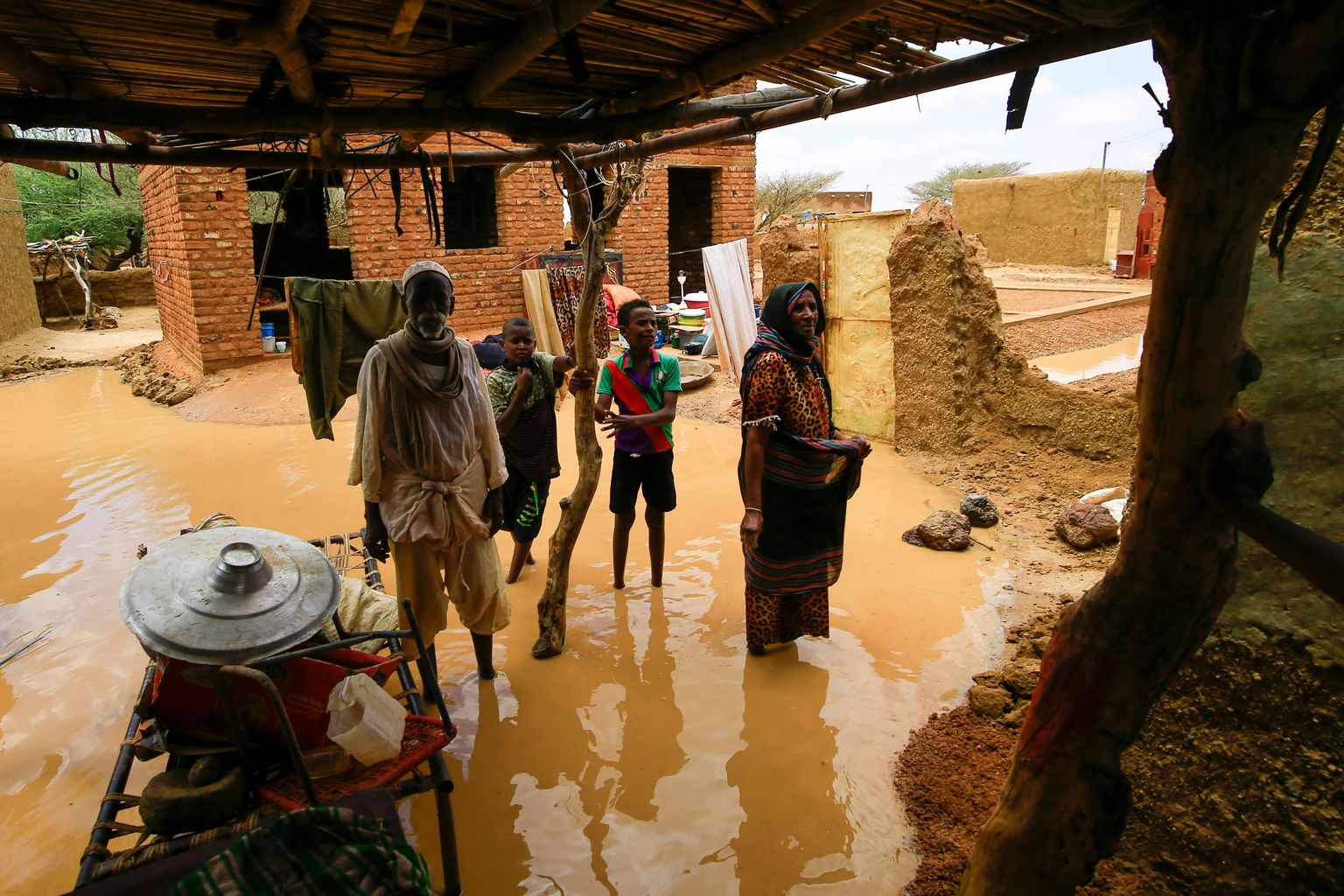 Sudaani perekond hindamas tulvavee tekitatud kahju.