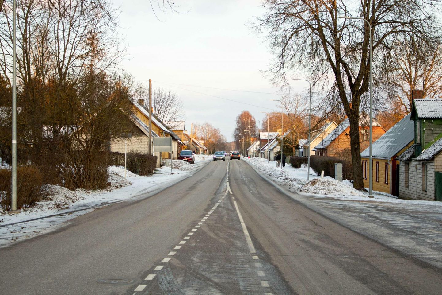 Kergliiklustee kulgeb sellest suunast vaadates suuremalt jaolt vasakul pool Tartu tänavat.