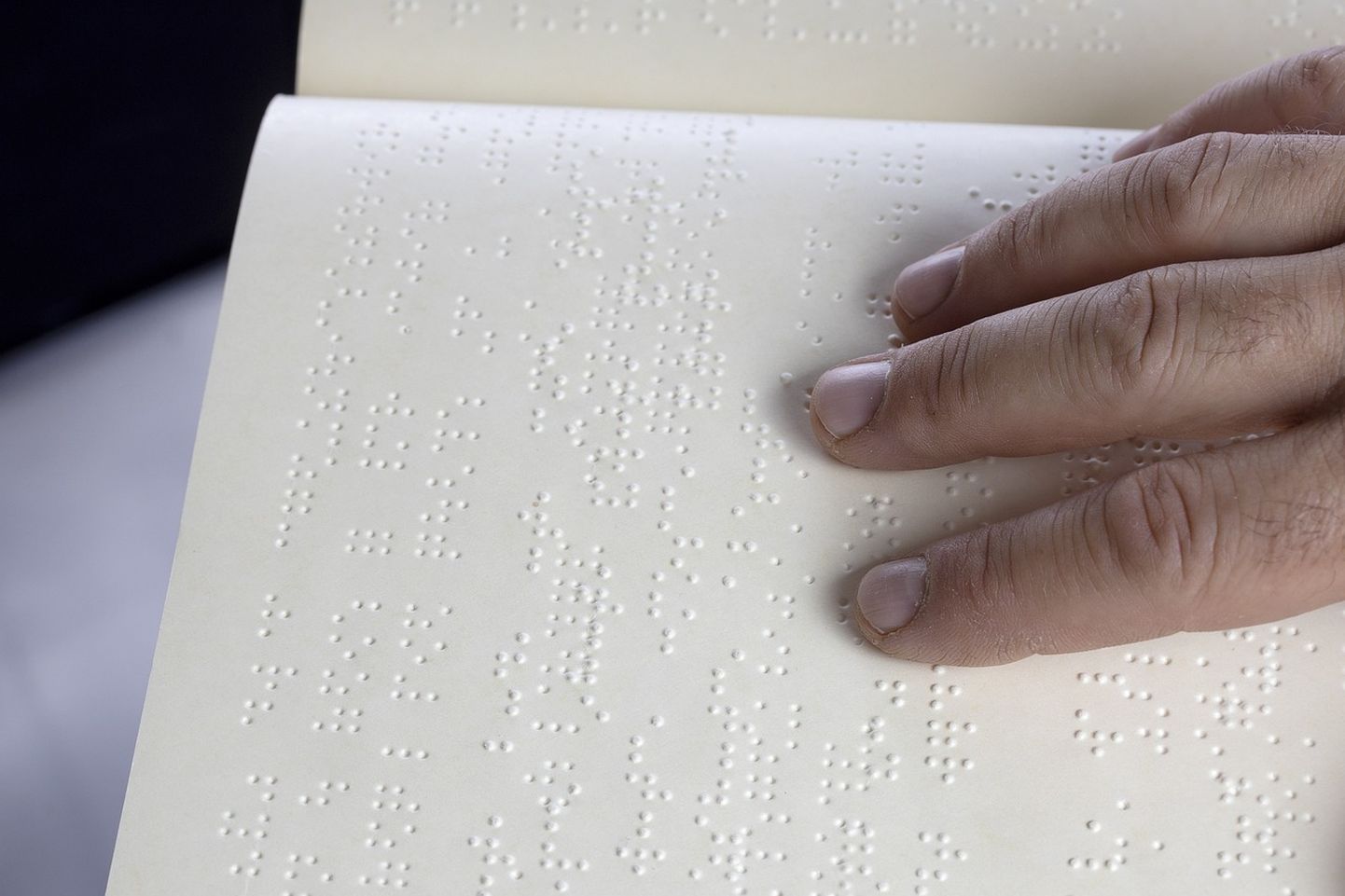 Braille punktkirja lugemine.