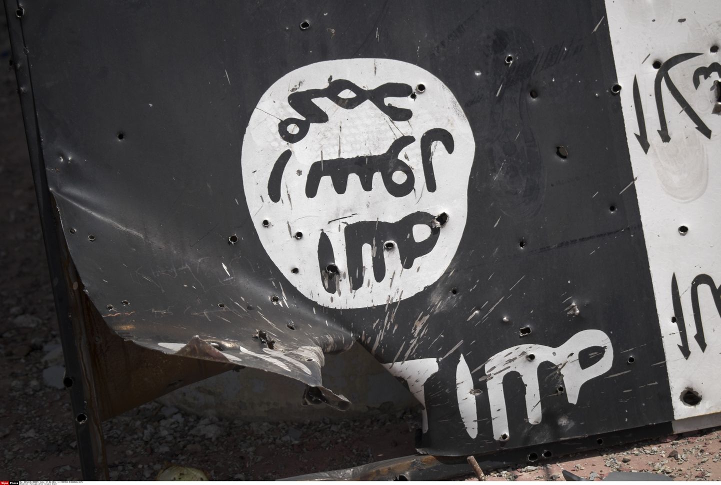 ISISe kuuliaukudega kaetud lipp Iraagis.
