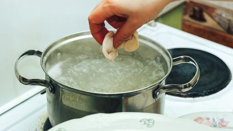 KOKKADE SALANIPID ⟩ Mida lisada pelmeenide keeduvette, et need katki ei läheks?