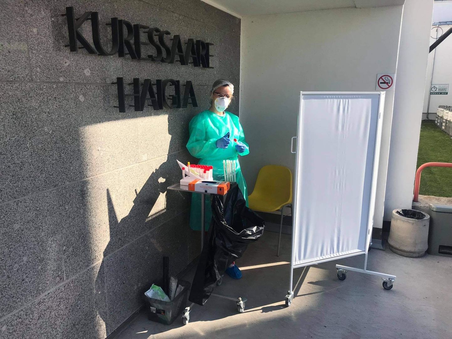 PROOVIVÕTU KOHT: Ninaneelutesti saab argipäevahommikuti teha Kuressaare
haigla peaukse juures sirmi taga. Fotol proovivõtja Eliise Hoogand.