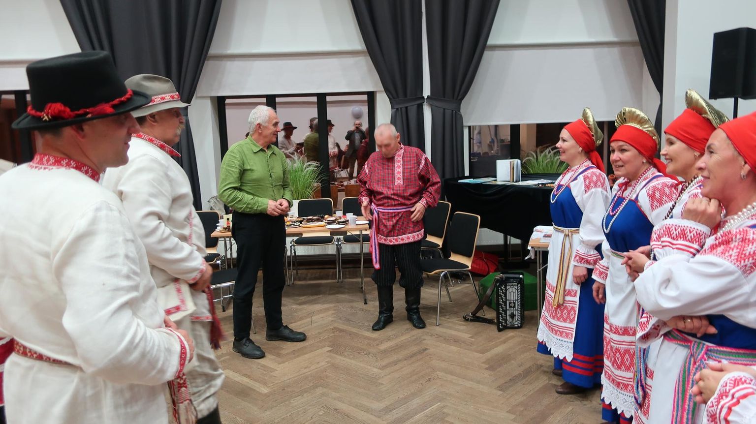 Külalised Komimaalt (paremal) leidsid Põlva seto seltsi esindajatega kiiresti ühise keele.