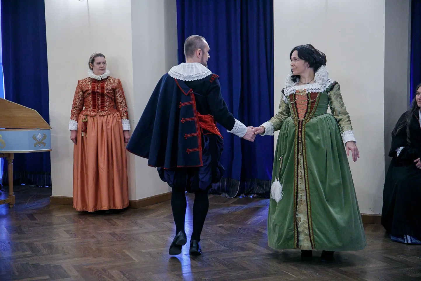 Hetk mulluselt tantsuetenduselt, kus 17. sajandi alguse ja keskpaiga tantse esitasid vanatantsuansamblid Saltatriculi ja Fioretto.