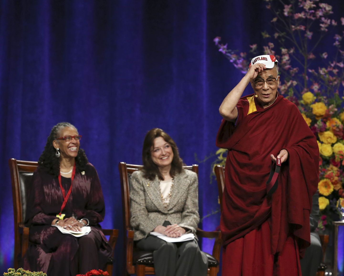 Tiibeti spirituaalne liider dalai lama kohendab enda Marylandi ülikooli nokkmütsi pärast esinemist Egiptuse endise presidendi Anwār as-Sadāti auks korraldataval loengusarjal.