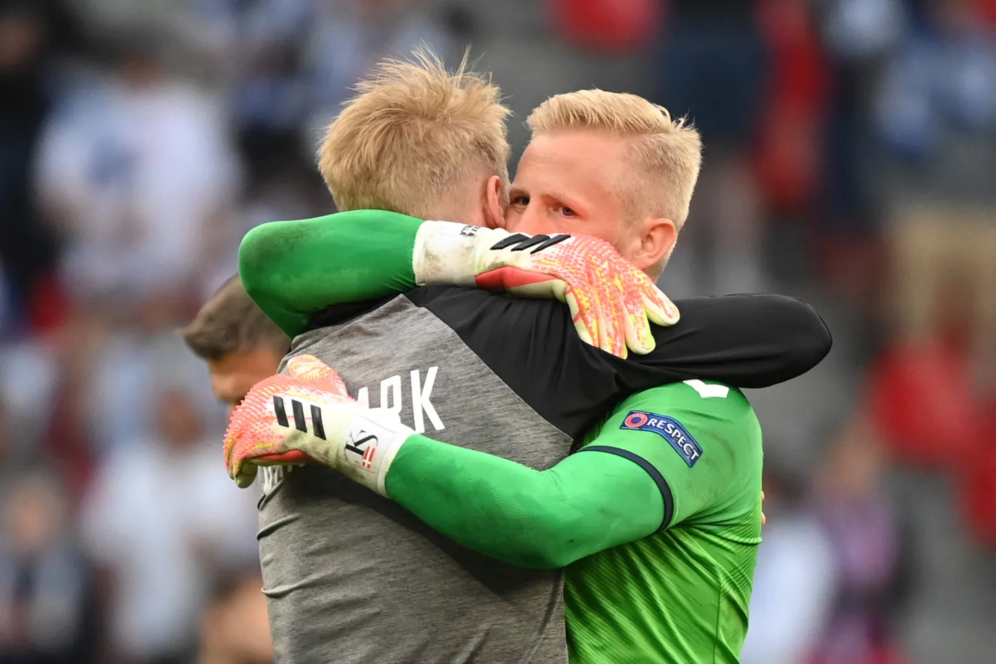 Taani väravavaht Kasper Schmeichel (rohelises) embamas Simon Kjæri.