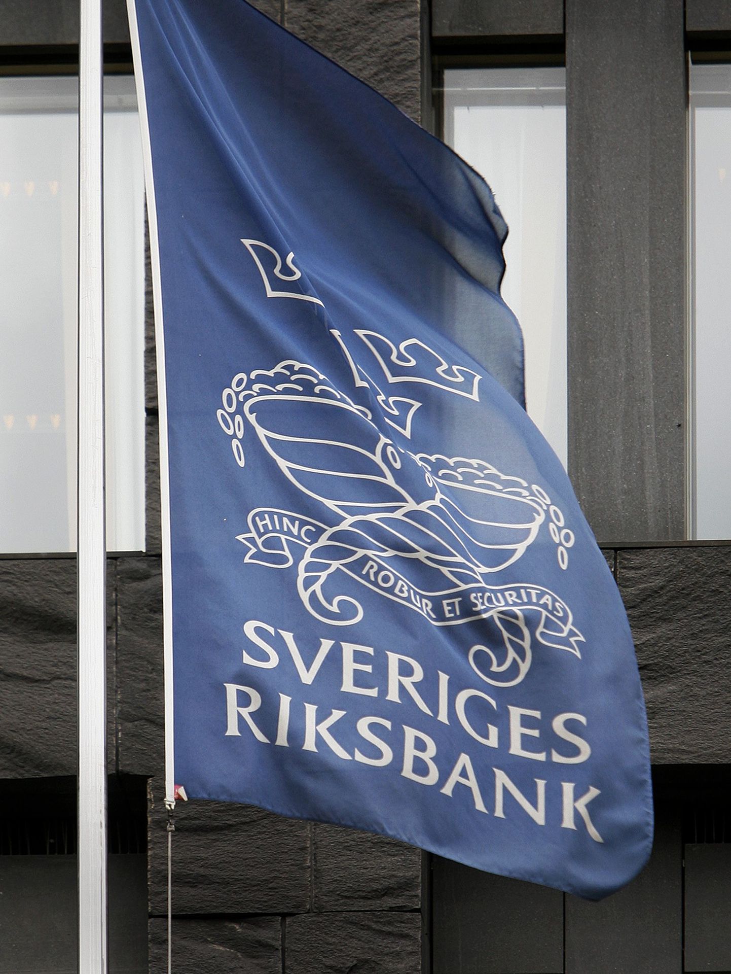 Riksbanki logoga lipp panga peahoone ees Stockholmis.