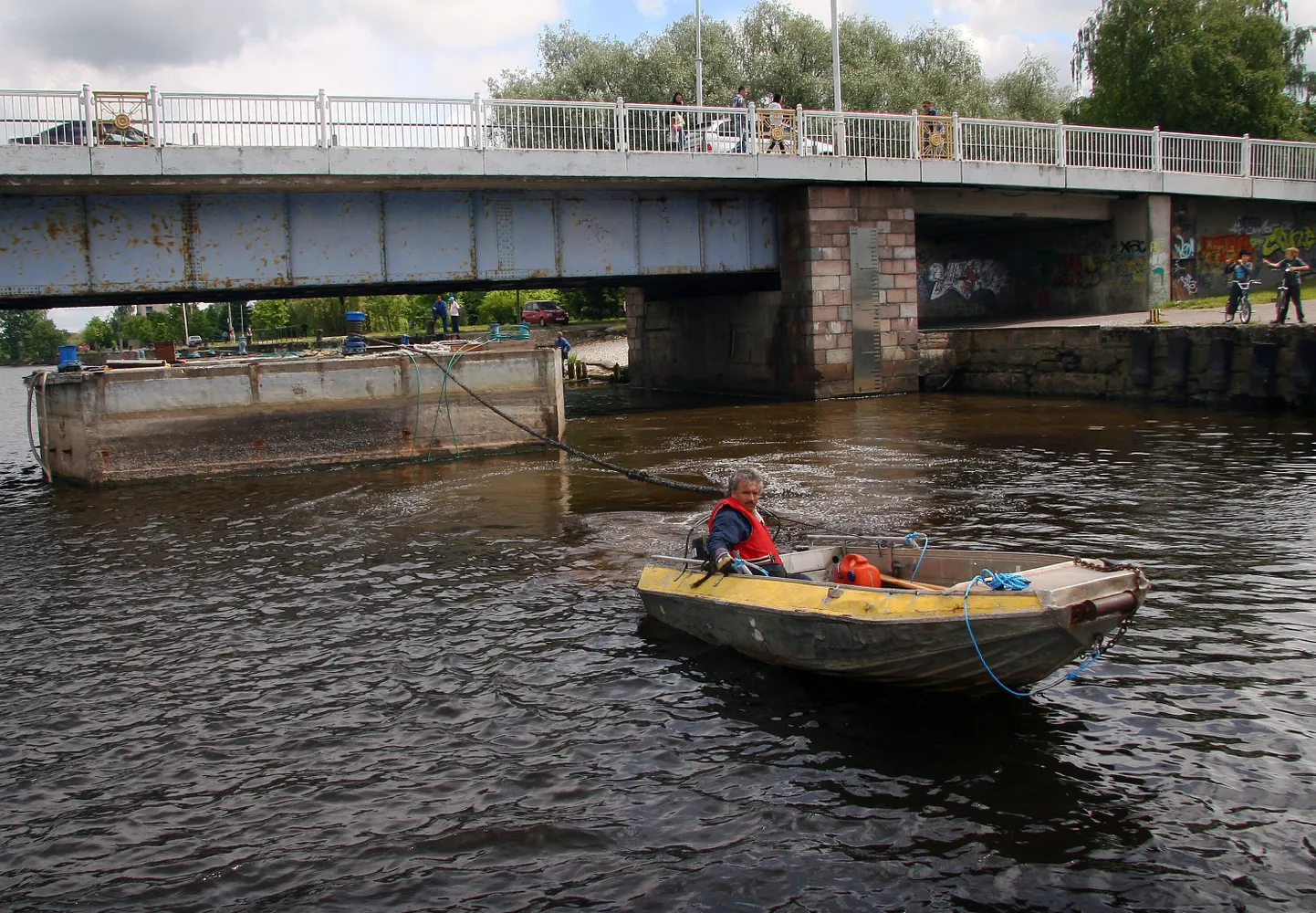Kesklinna silla juures kai ääres olnud ujuvalus viidi Pärnu sadama Vana-Pärnus asuva kai äärde.