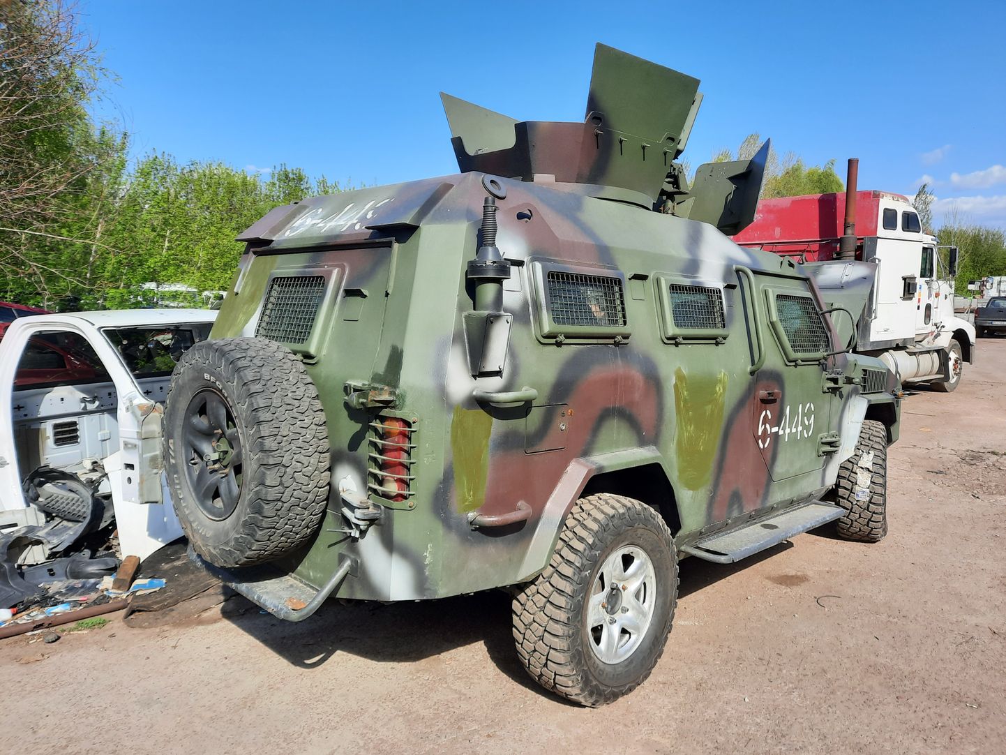Krementšuki autotehases toodetud nelikveoline sõjaväe eriüksuse soomusmasin paistab putitamise järel välja nagu uus.