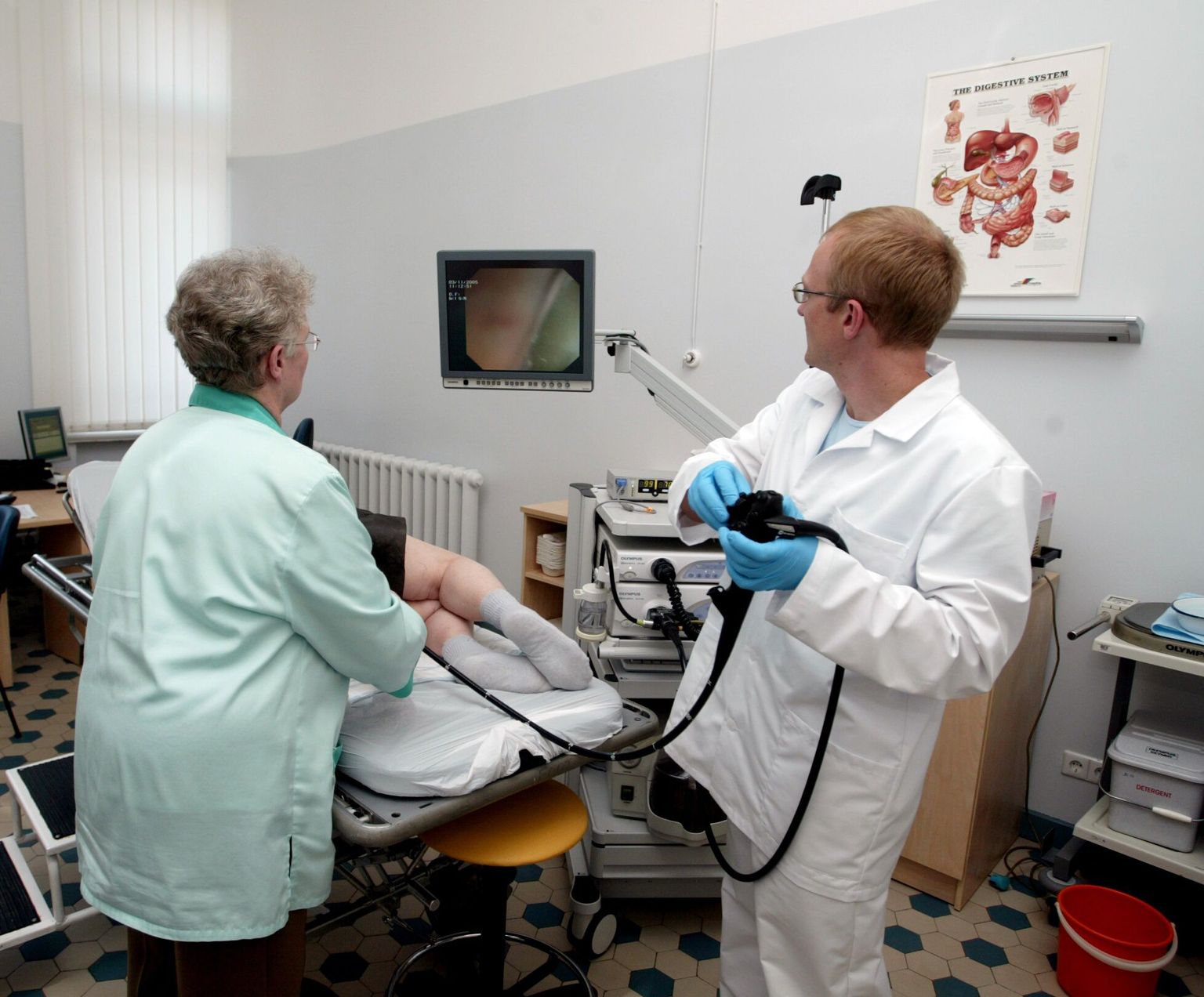 Pildil teevad Tartu Ülikooli kliinikumis jämesoole endoskoopilist uuringut gastroenteroloog Peeter Kõiva ja õde Eevi Kõiv.
