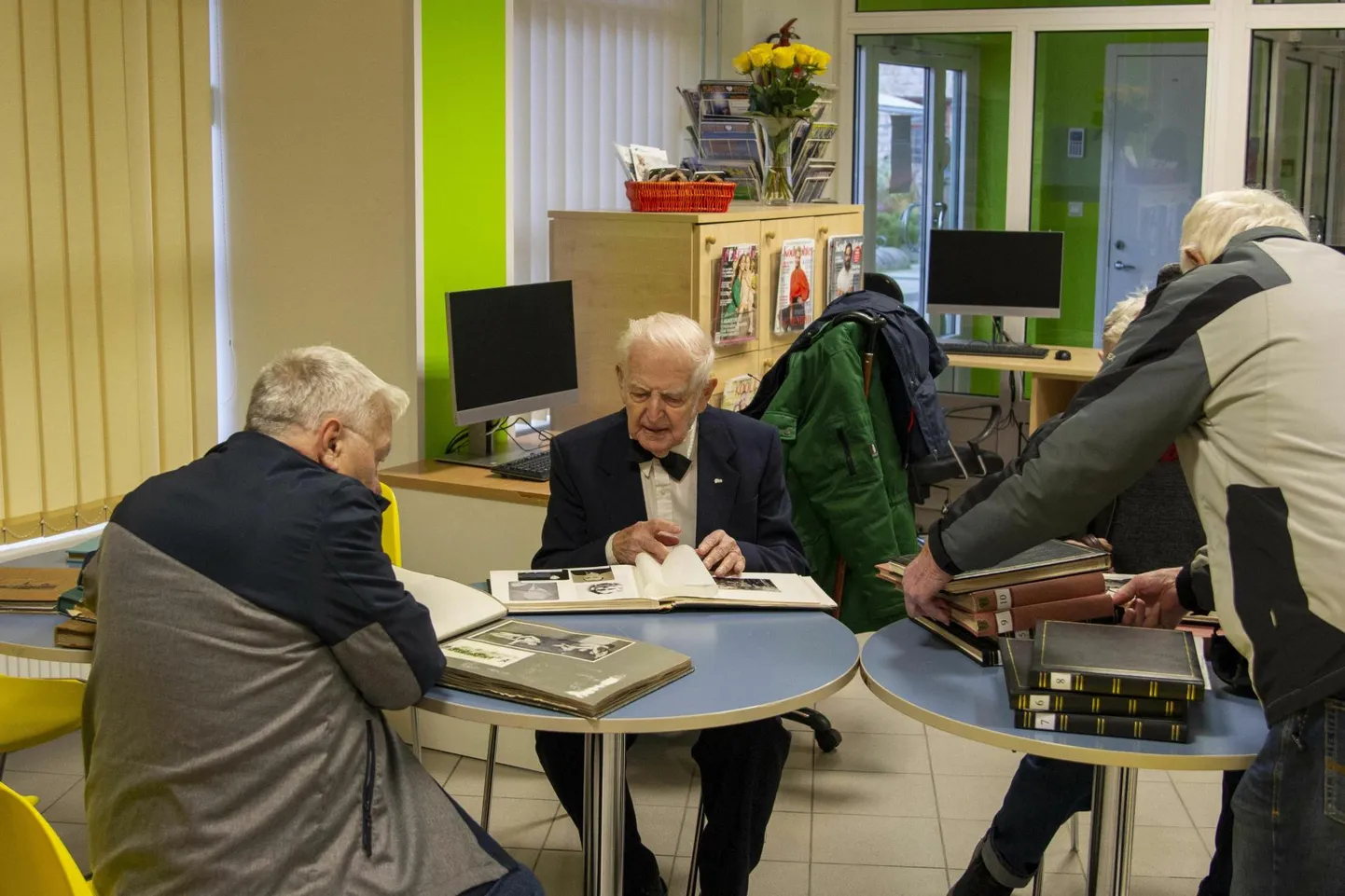 Oma rikkalikust fotokogust on Henno Sepp annetanud ajaloolisi pilte ka kooli arhiivi jaoks.