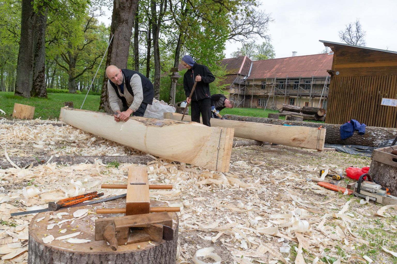 Loodi puutöömõisas õpitakse haabjat valmistama. Pildil Viljandi kultuuriakadeemia rahvusliku ehituse õppejõud Priit-Kalev Parts.