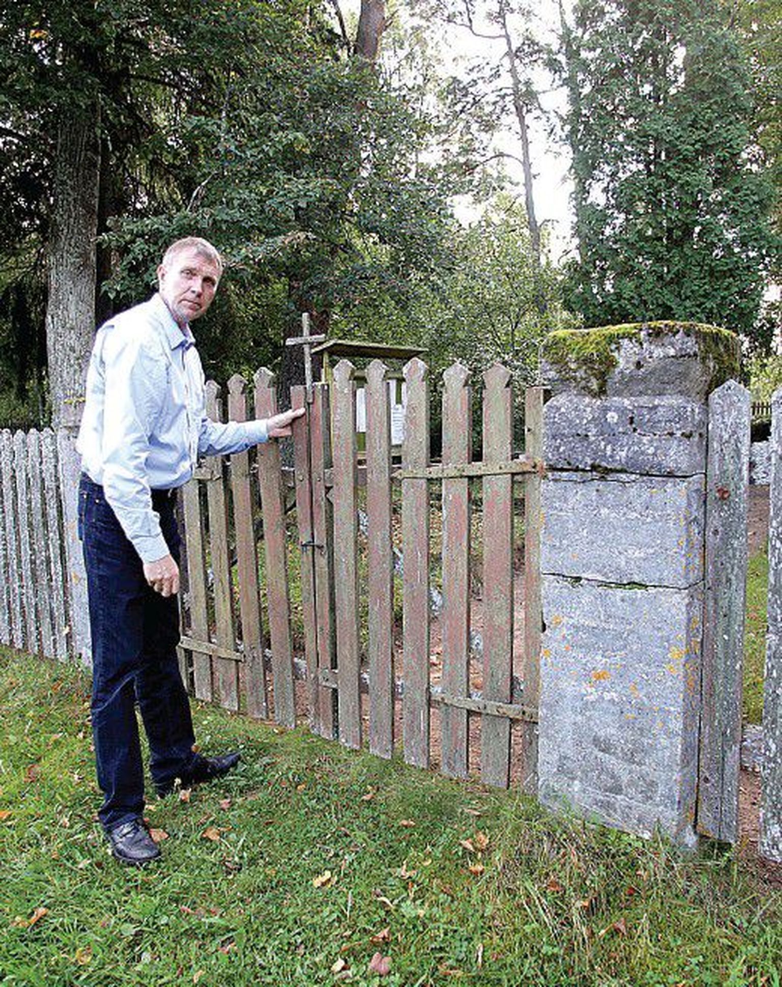 Meeksi vallavanem Aleksandr Suvorov ütles Meerapalu kalmistu väravas, et kuigi Meerapalu ja Pedaspää kalmistu on riiklikud ajaloomälestised, pole riigil jätkunud raha neile uue aia tegemiseks.