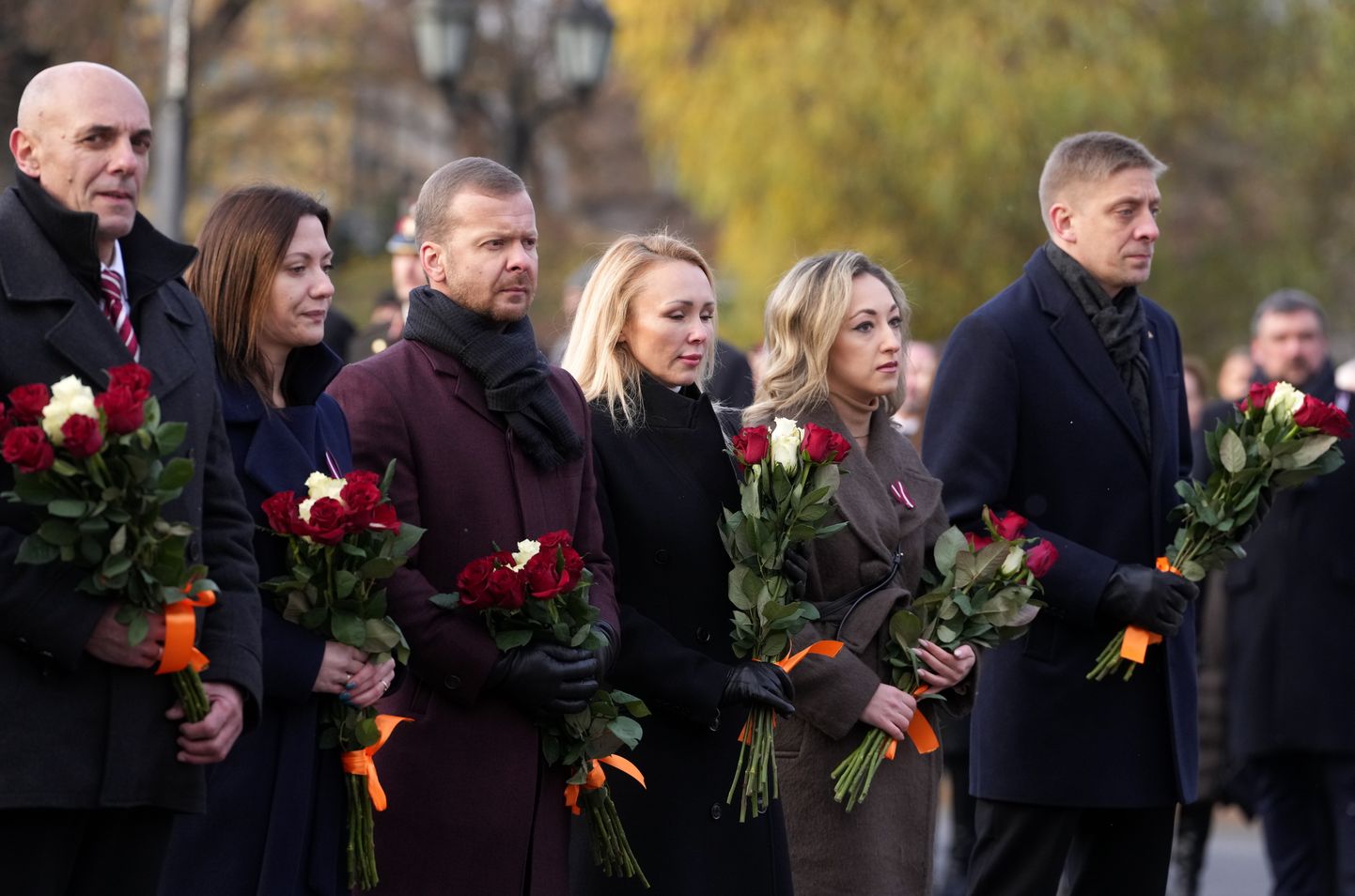Депутаты партии "За стабильность!" на церемонии возложения цветов к памятнику Свободы в честь 104-летия Латвийской Республики.