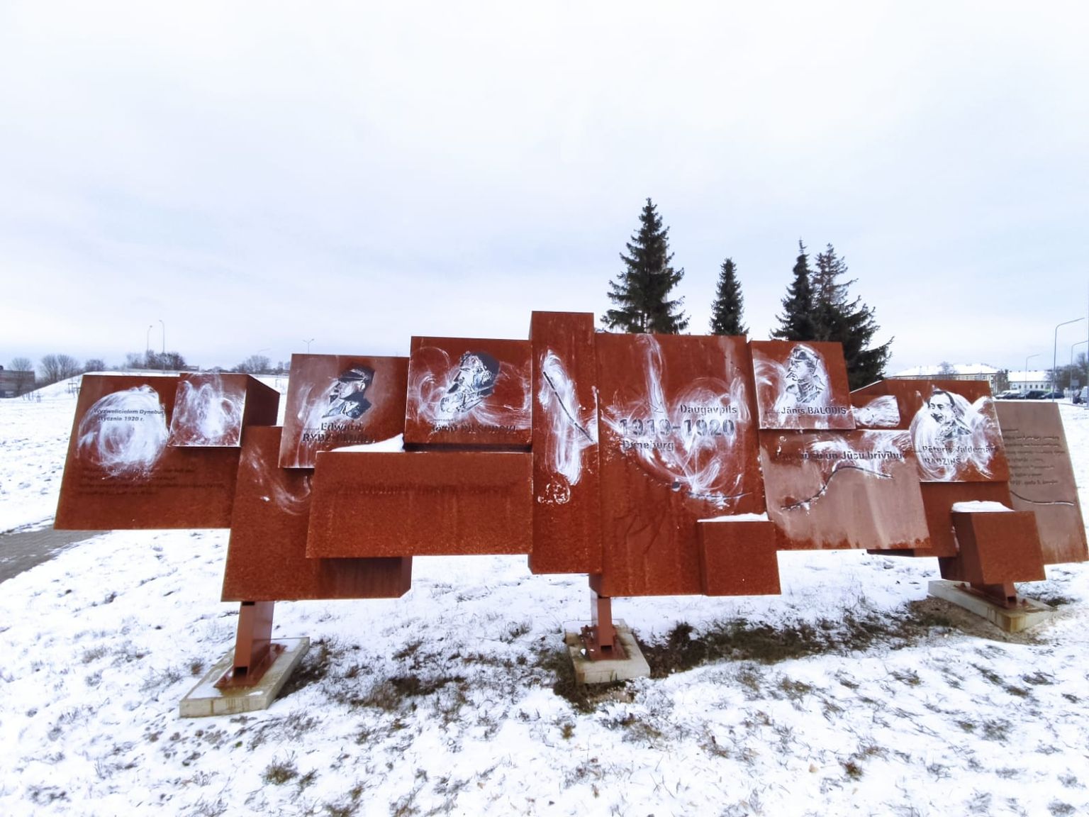 Осквернённый памятник героям - освободителям Даугавпилса от большевиков. 24 ноября 2022 года.