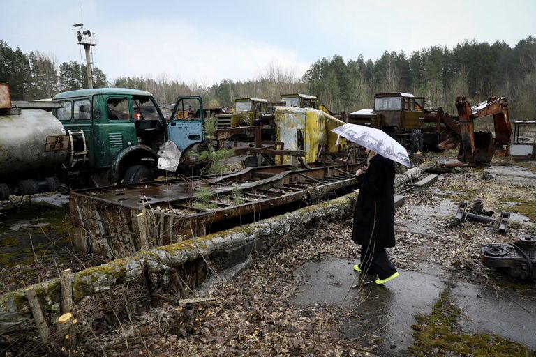 Кладбище машин, использованных при аварийных работах и оставленных из-за высокого радиоактивного загрязнения в Чернобыле.