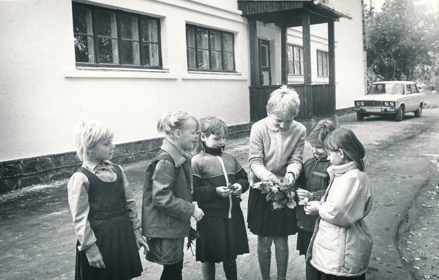 1990. aastal allkirjastas Viru Sõna selle foto järgmiselt: “Vahetunnil seostati teise klassi emakeele lugemikust loetut looduses nähtuga.” Kindlasti tunneb nii mõnigi koolilaps end sellelt vanalt fotolt ka ära.