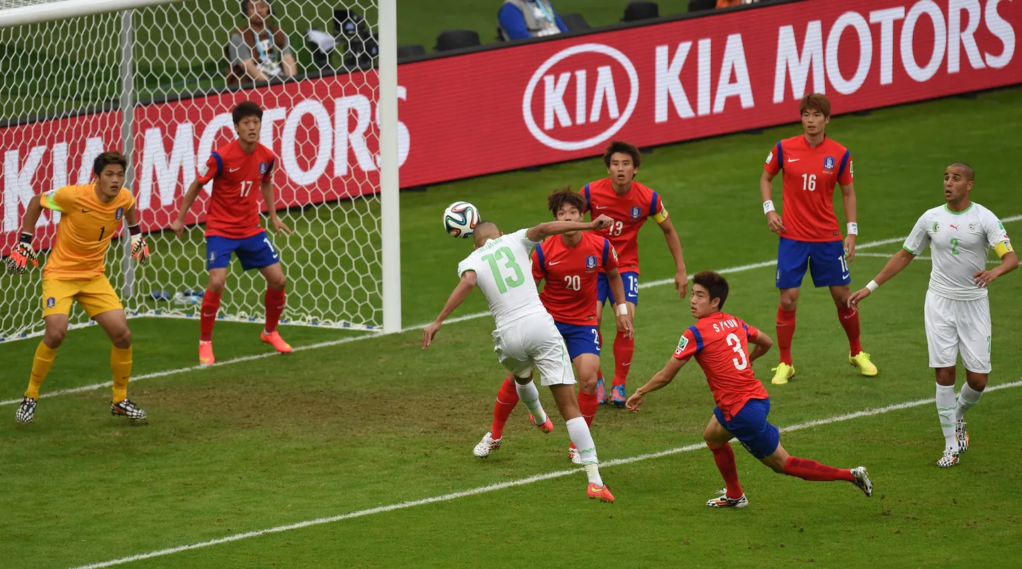 Alžeeria mängija Islam Slimani (keskel)löögil