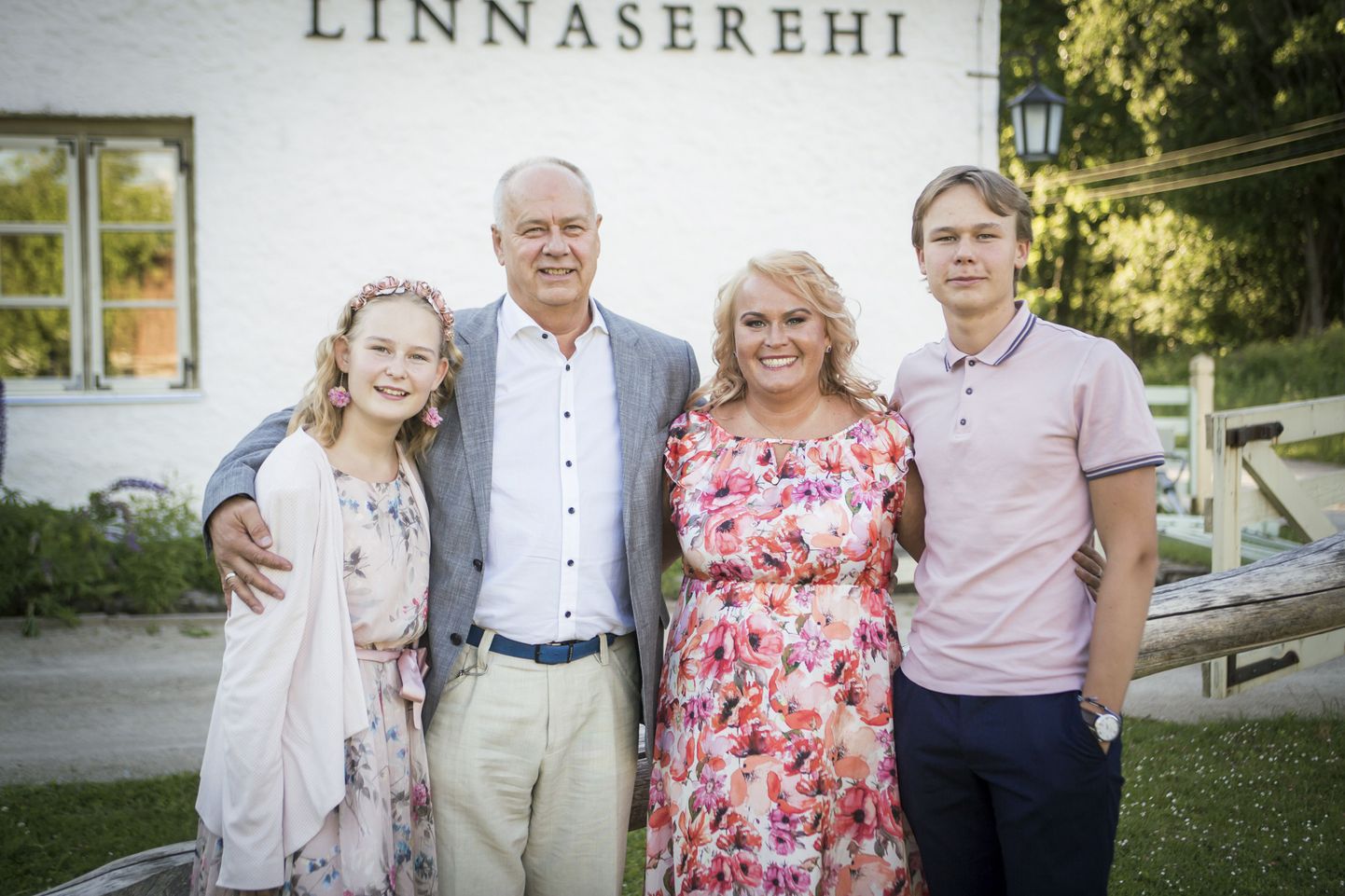 Triin Varek koos perega tänavu suvel Palmse mõisas oma 40. sünnipäeva tähistamas. Tütar Riin Oolma (12), poeg Raido Oolma (16) ja kaasa Raudo Oolma.