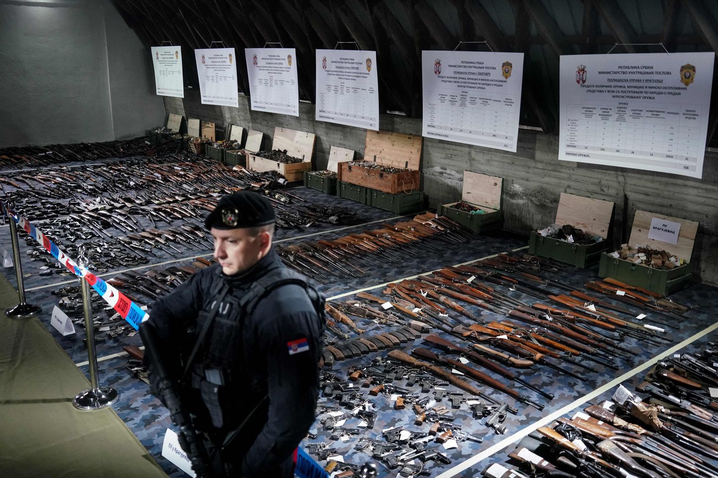 Serbia politseinik valvamas konfiskeeritud relvasid Smederevos.