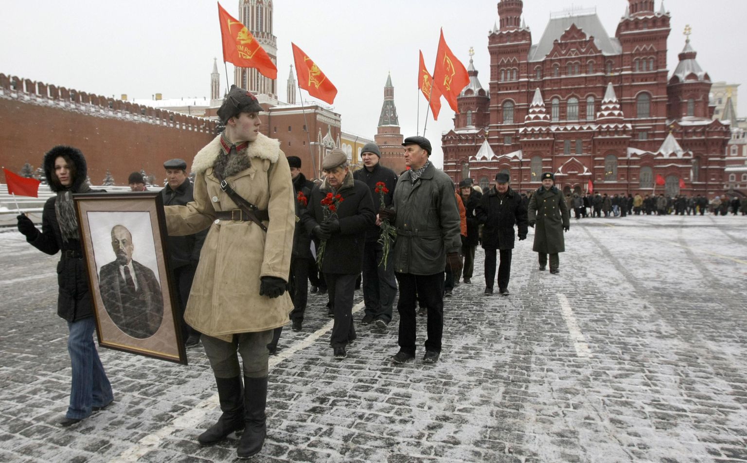 Kommunistide toetajad teel Lenini juurde.