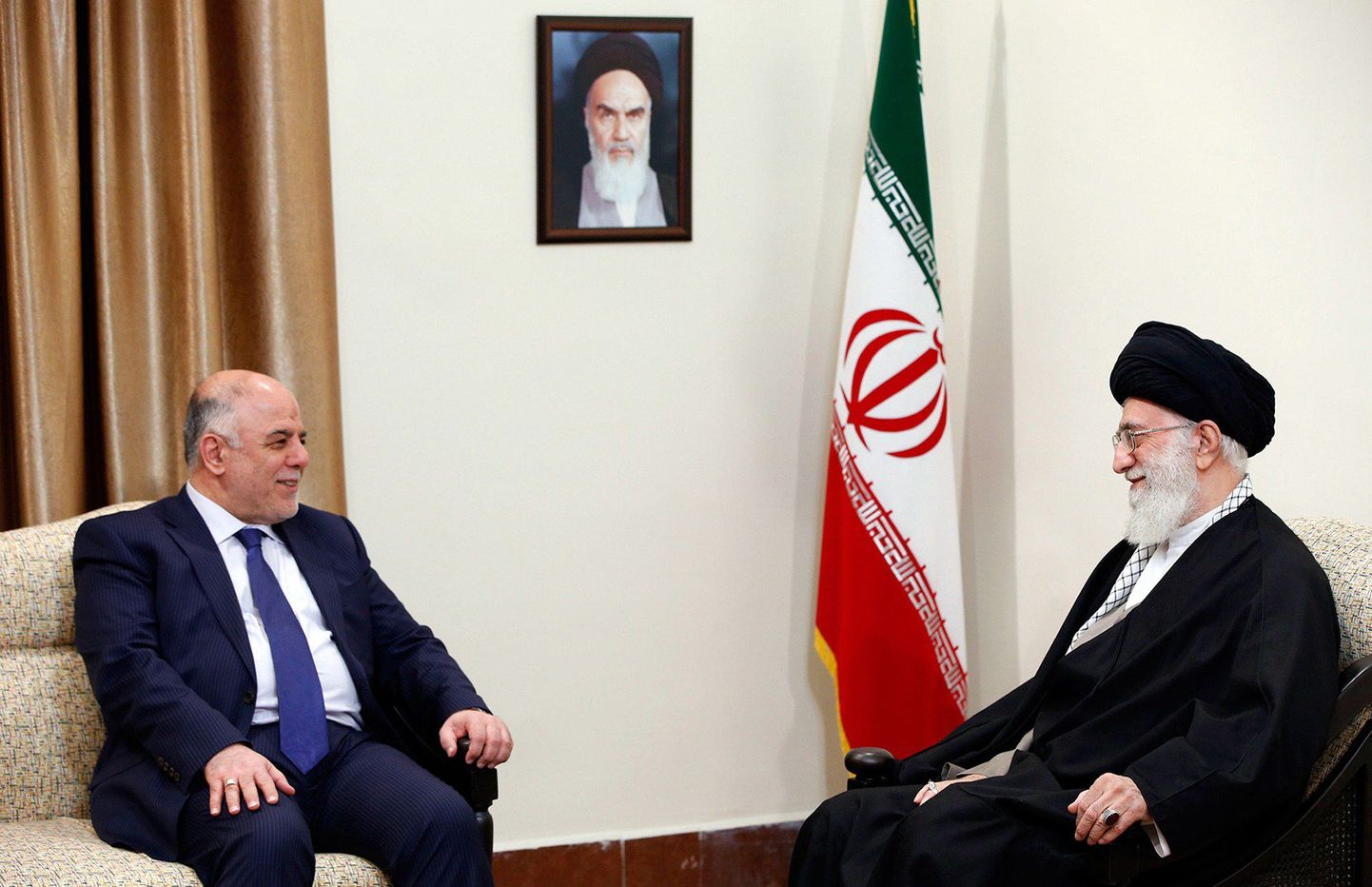 Iraani kõrgeim usujuht ajatolla Ali Khamenei (paremal) ja Teherani külastav Iraagi peaminister Haidar al-Abad.