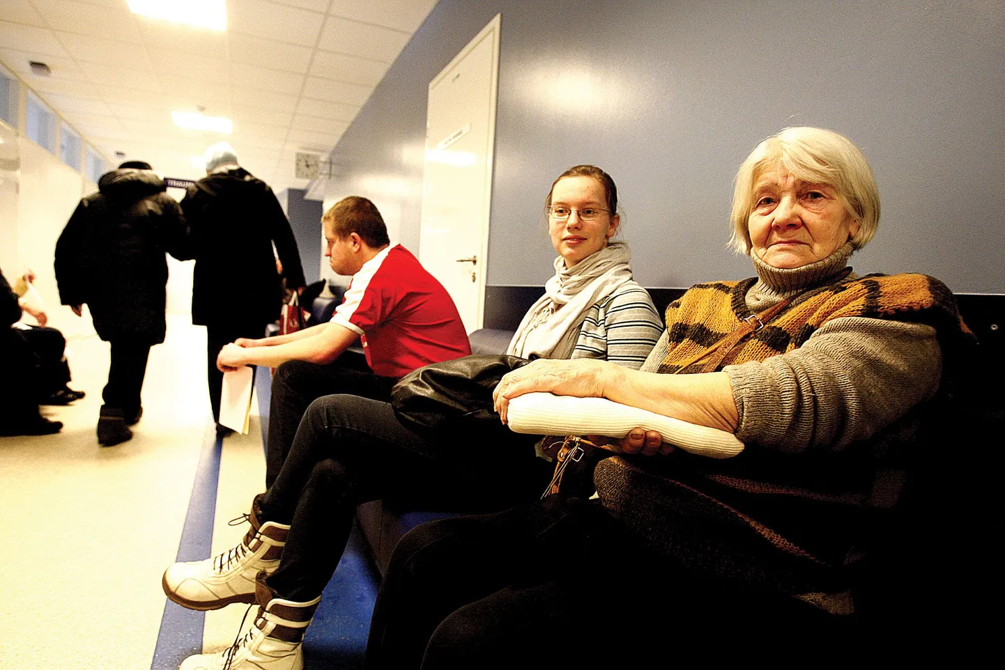 Gümnasist Vilja Nigu ja pensionär Ljudmila Ivanainen kohtusid eile Tartu Ülikooli Kliinikumi traumapunktis, kuhu nad sattusid libedal tänaval kukkumise pärast.  Noorem libeduse ohver sai viga Vanemuise tänaval ja vanem kukkus valusalt Kraavi tänaval.