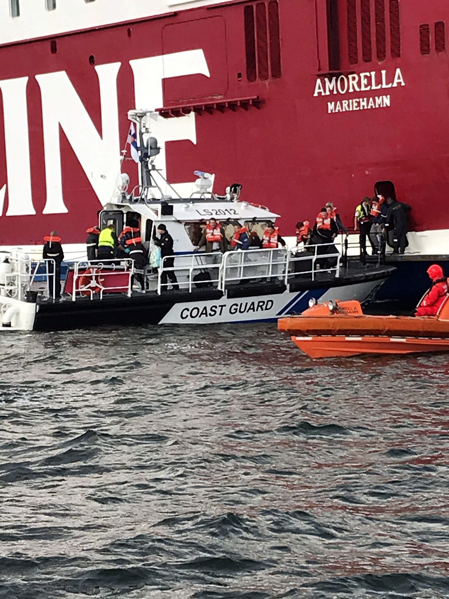 Reisijad evakueeriti eile laevalt Soome piirivalve ja merepäästjate väikeste paatidega ning kaasa võis võtta vaid väiksemad isiklikud asjad.