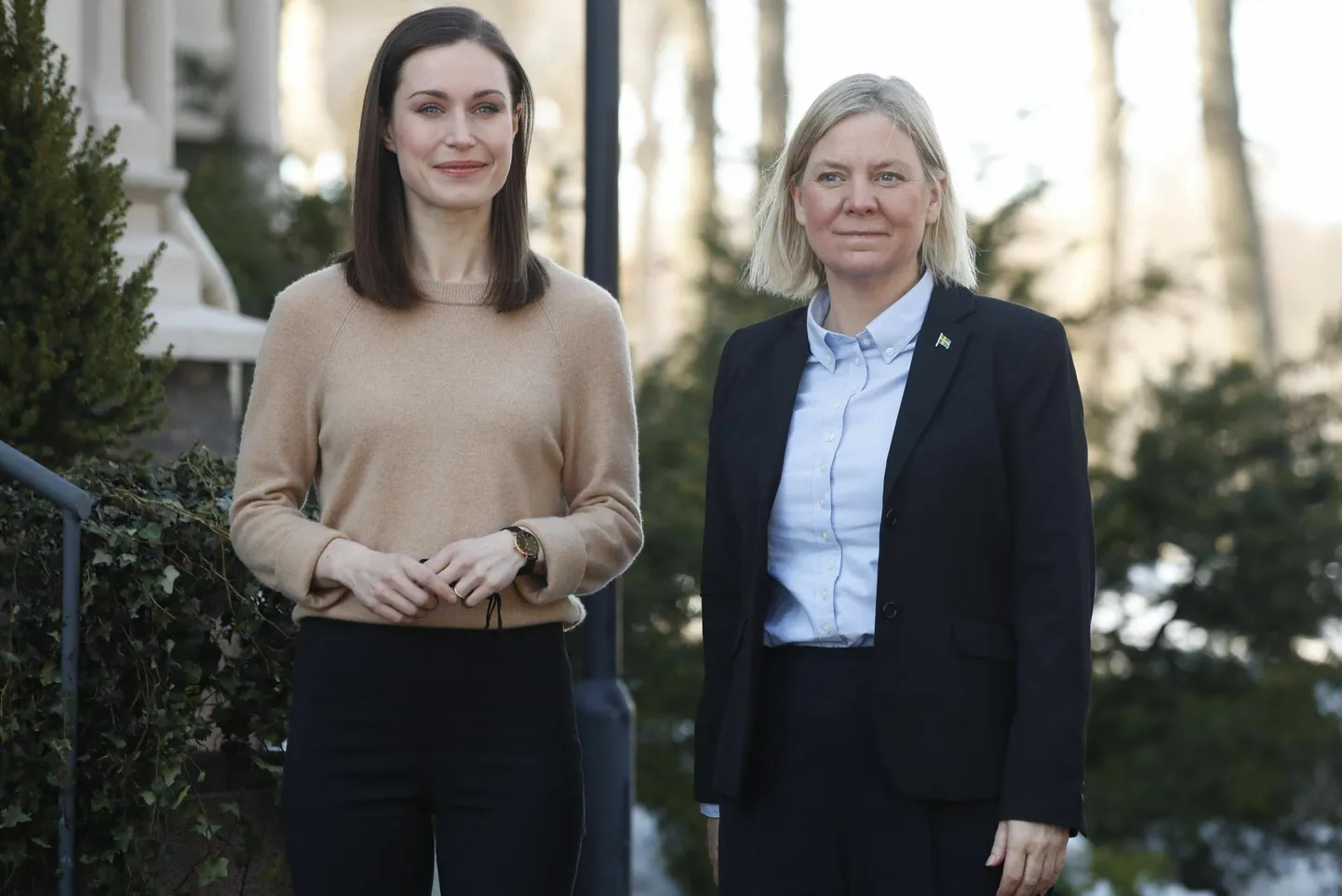 Soome peaminister Sanna Marin (vasakul) ja Rootsi valitsusjuht Magdalena Andersson märtsis Helsingis Kesäranta residentsis. Kaks Põhjamaad liiguvad NATO poole paarisrakendina.