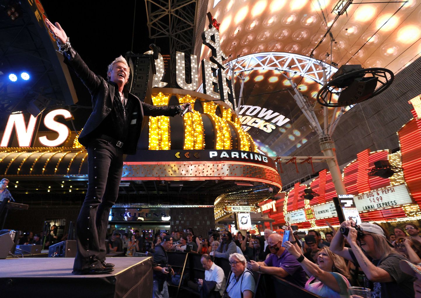 Chris Phillips eile oma bändiga Zowie Bowie esinemas Las Vegases.