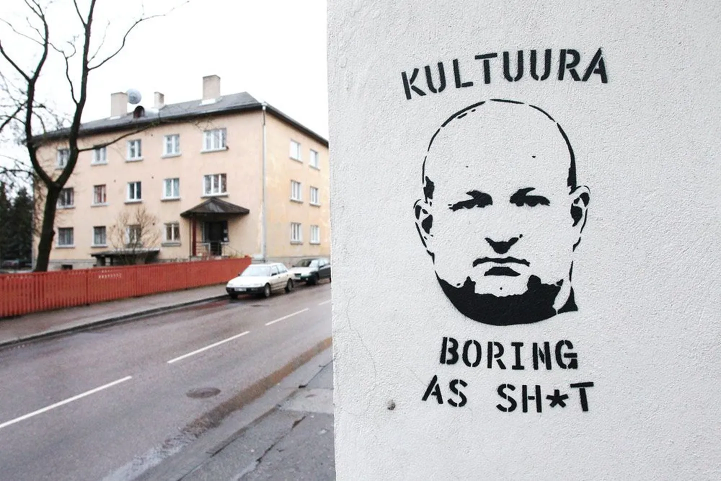 Pühapäeval ilmus Tartu Kirjanike Liidu maja juurde Vanemuise tänaval Kaur Kenderit pilav grafiti, mille tekst kõlab eesti keeles «Igav nagu s*tt».