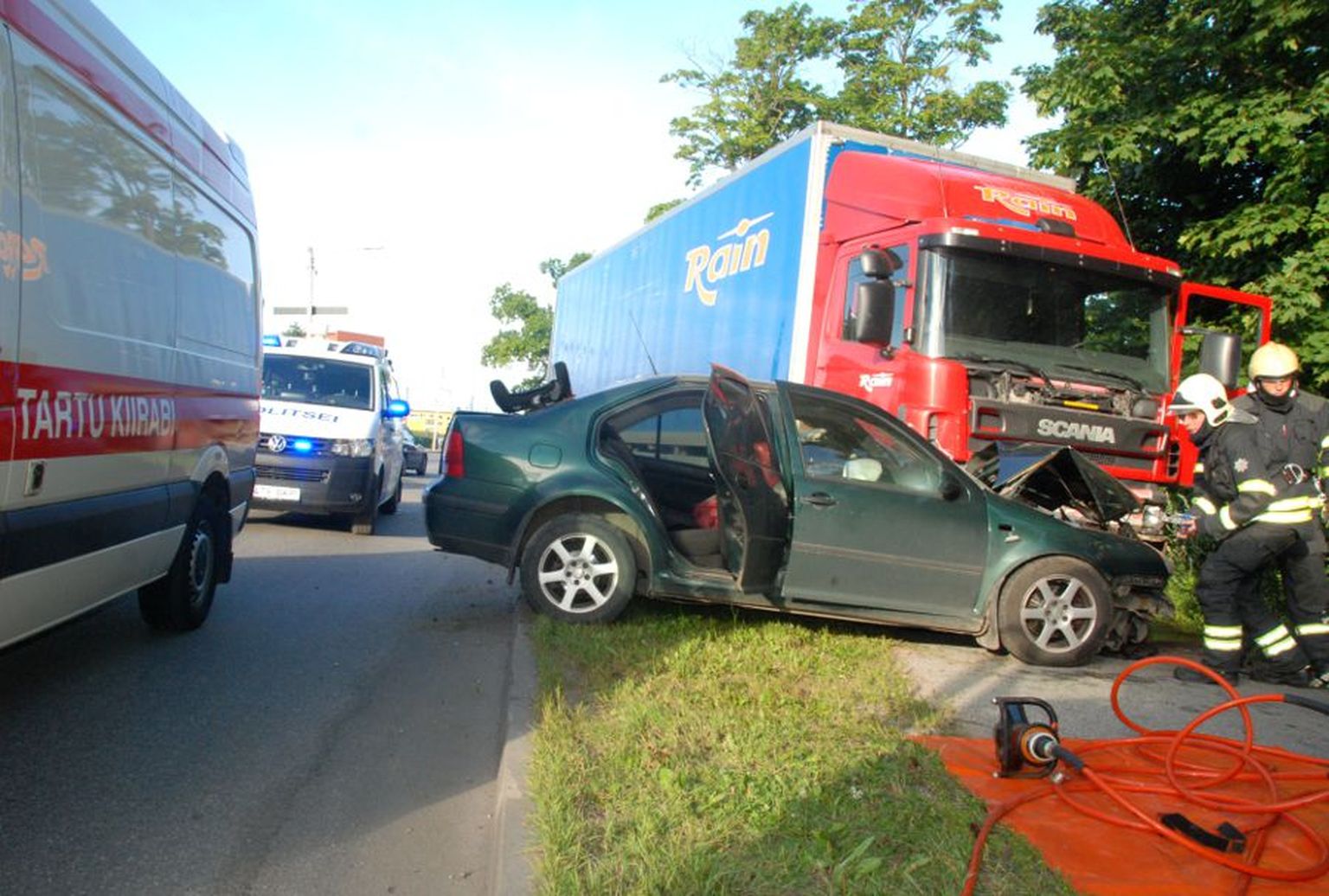 Täna hommikul juhtus Tartu linnas liiklusõnnetus, kus veo- ja sõiduauto kokkupõrkes hukkus autot juhtinud 41-aastane naine.