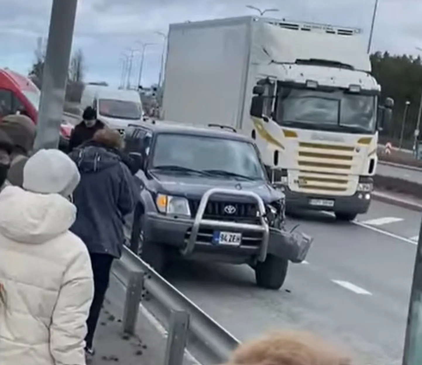 Kannatada said nii buss kui maastur, reisijad pääsesid ehmatusega.