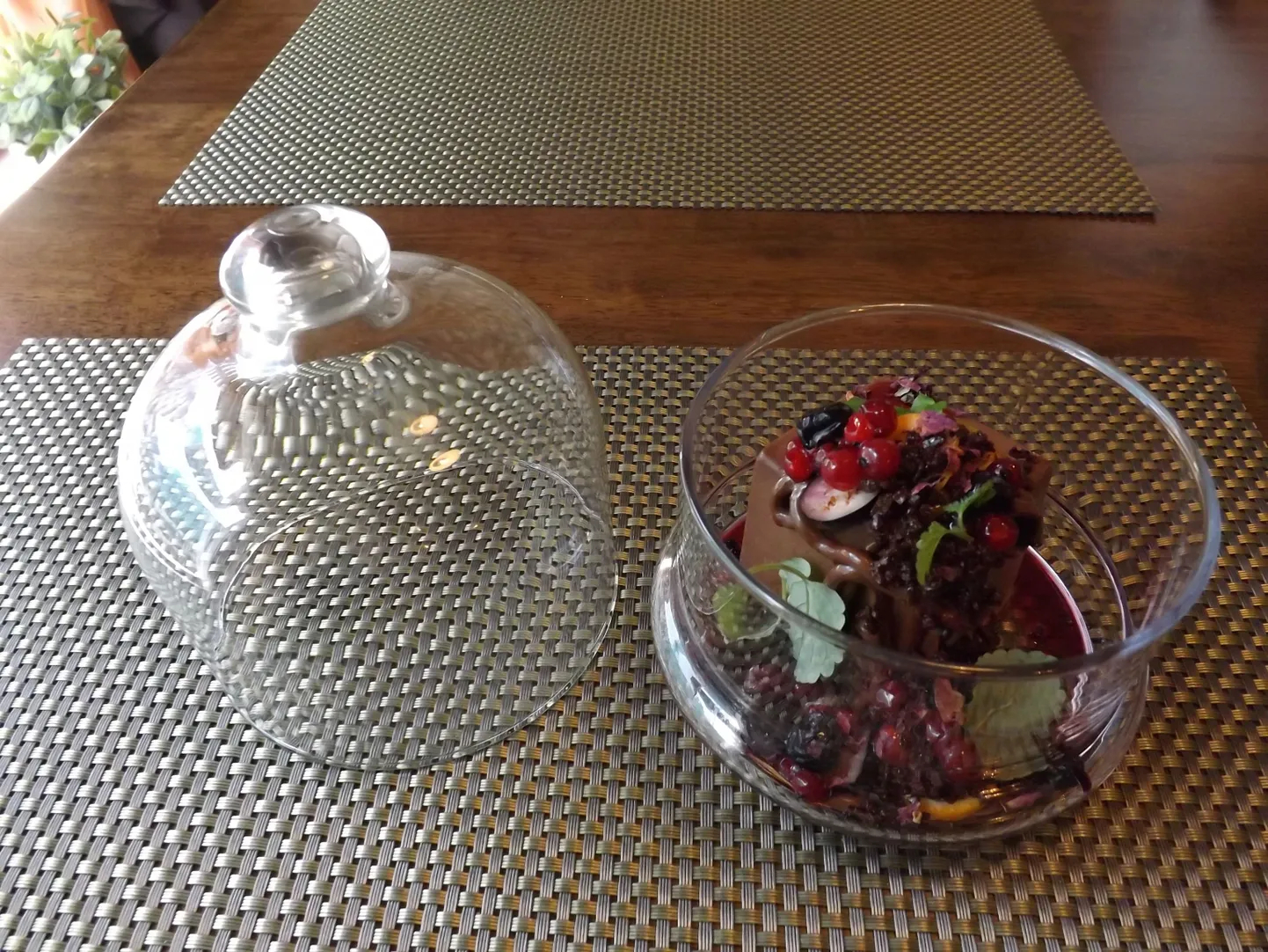 «Кубик» подается в стеклянной посуде с крышкой. Внешне напоминает музейный экспонат. Вкус насыщенный: благодаря разным сортам шоколада. Нежность и свежесть придают ягоды.