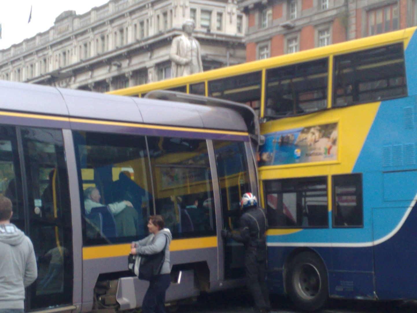 Bussi ja trammi kokkupõrge Dublinis