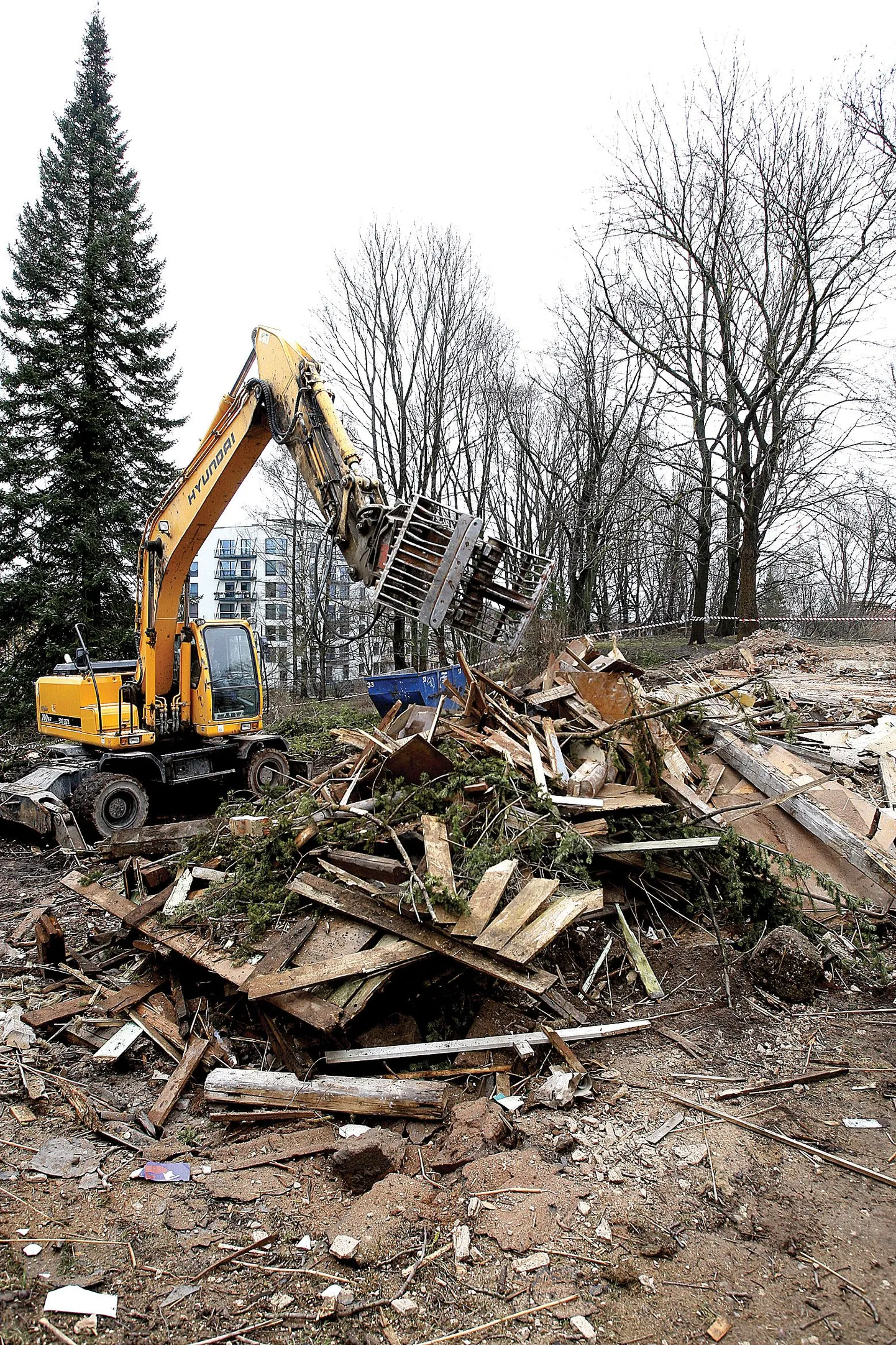 Lille mäel on umbes nädal aega usinalt töötanud raidurid ja lammutajad, et uue loodusmaja ehitus saaks esimesel võimalusel pihta hakata. Hange ehitaja leidmiseks lõpeb 3. mail.