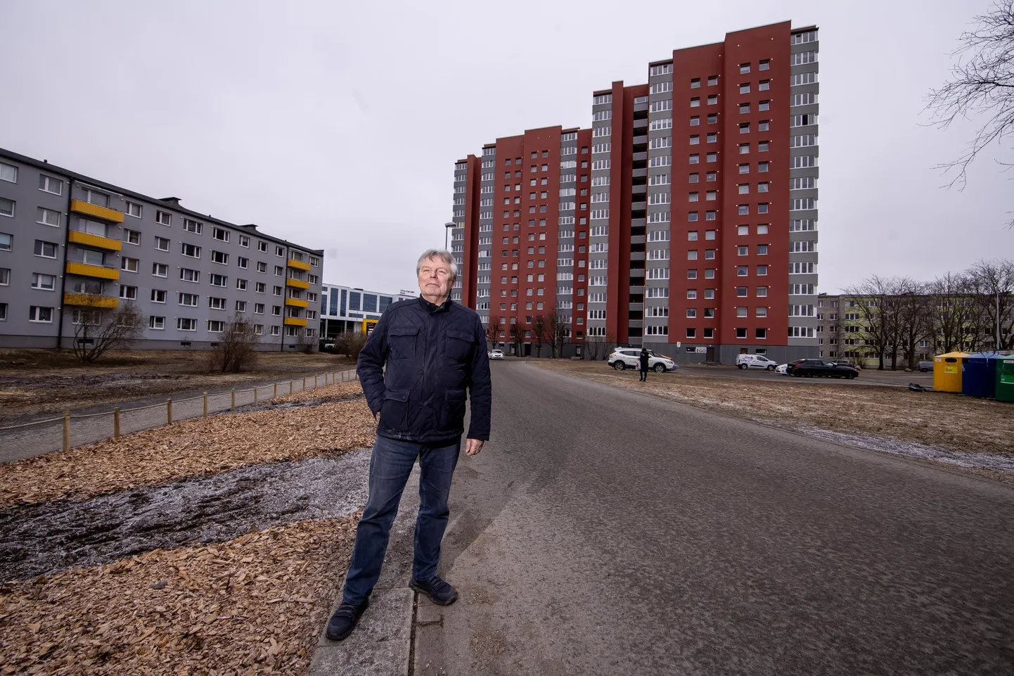 Tallinnas Tammsaare tee 85 asuva elamu korteriühistu esimees Aavo Vään leiaks majas varjumiskoha 10-20 inimesele, sest 16-korruselisel hoonel ei ole keldrit. 