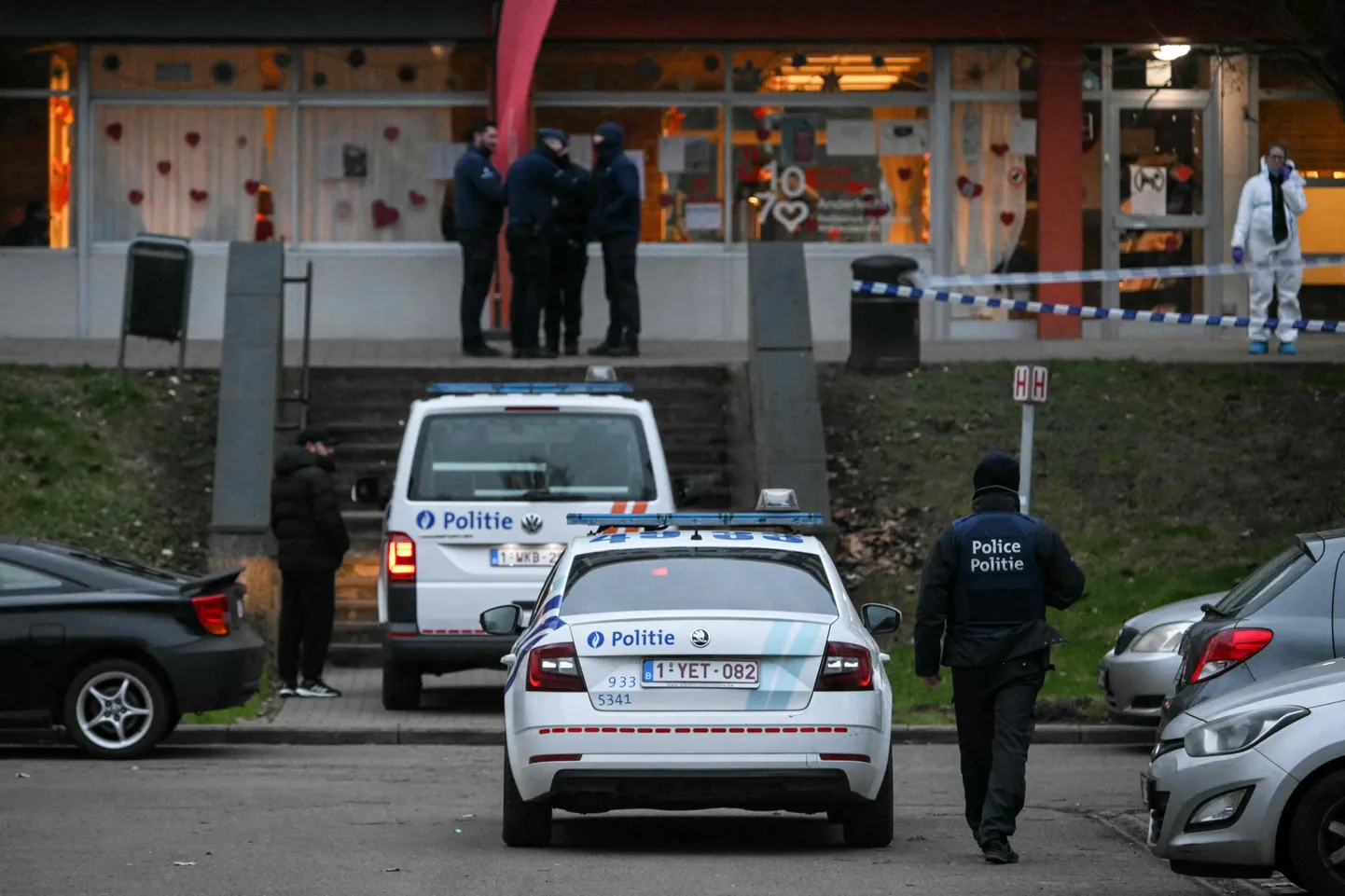 Politseinikud täna hommikul Brüsseli Anderlechti linnaosas, kus tulistamises sai surma inimene.
