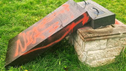 VALLO REIMAA ⟩ Sinimägede mälestusmärk on lõhutud