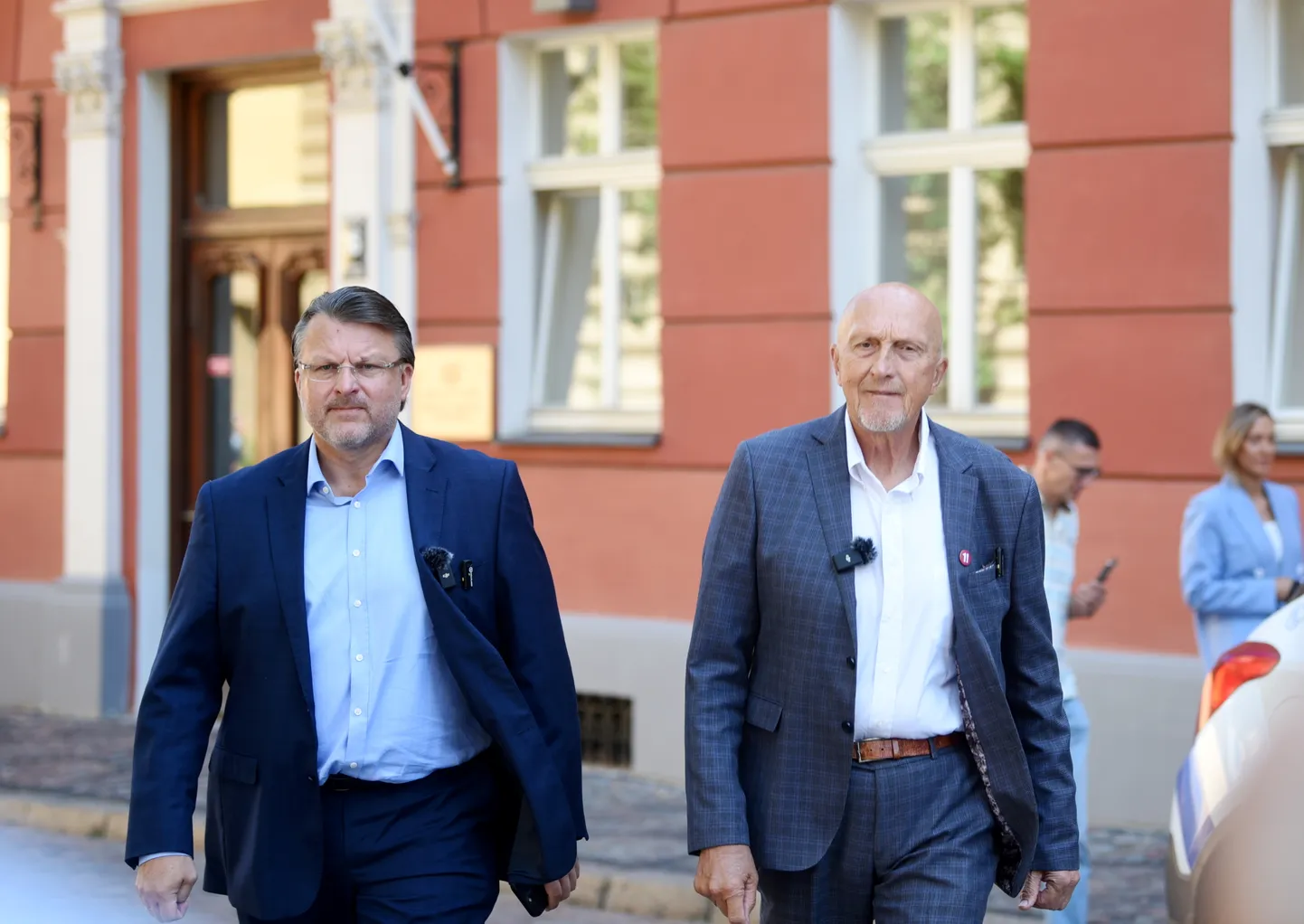 Partijas "Latvija pirmajā vietā" valdes priekšsēdētājs, Saeimas deputāts Ainārs Šlesers (no kreisās) un Eiropas Parlamenta deputāts Vilis Krištopans.