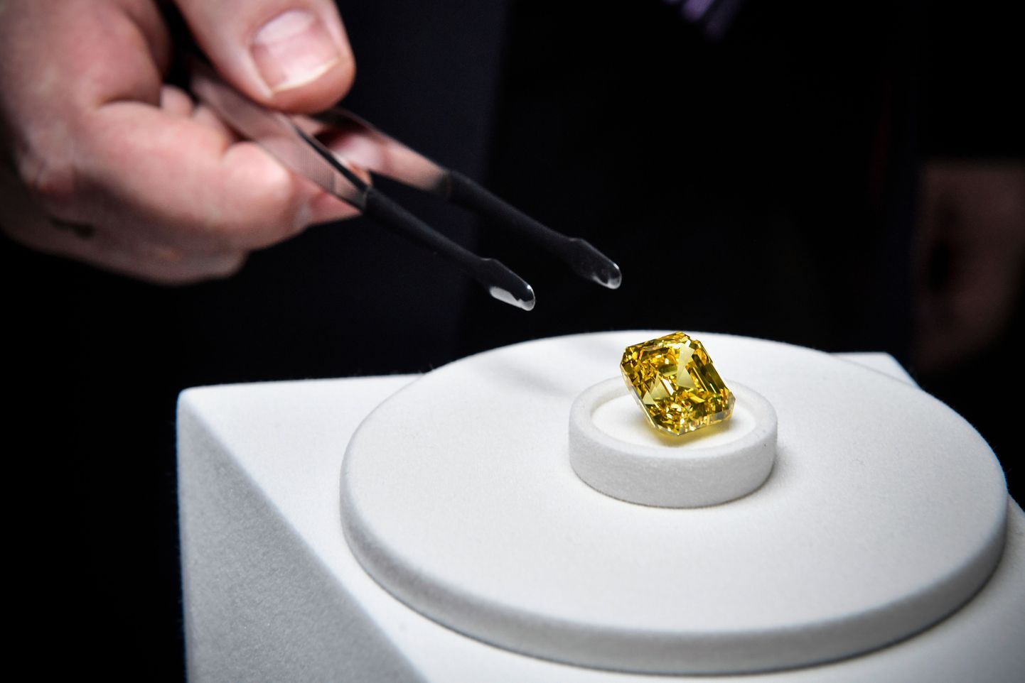 В конце прошлого года желтый бриллиант, получивший название "Жар-птица" (Firebird) массой 20,69 карата был продан известному мировому бренду Graff Diamonds.